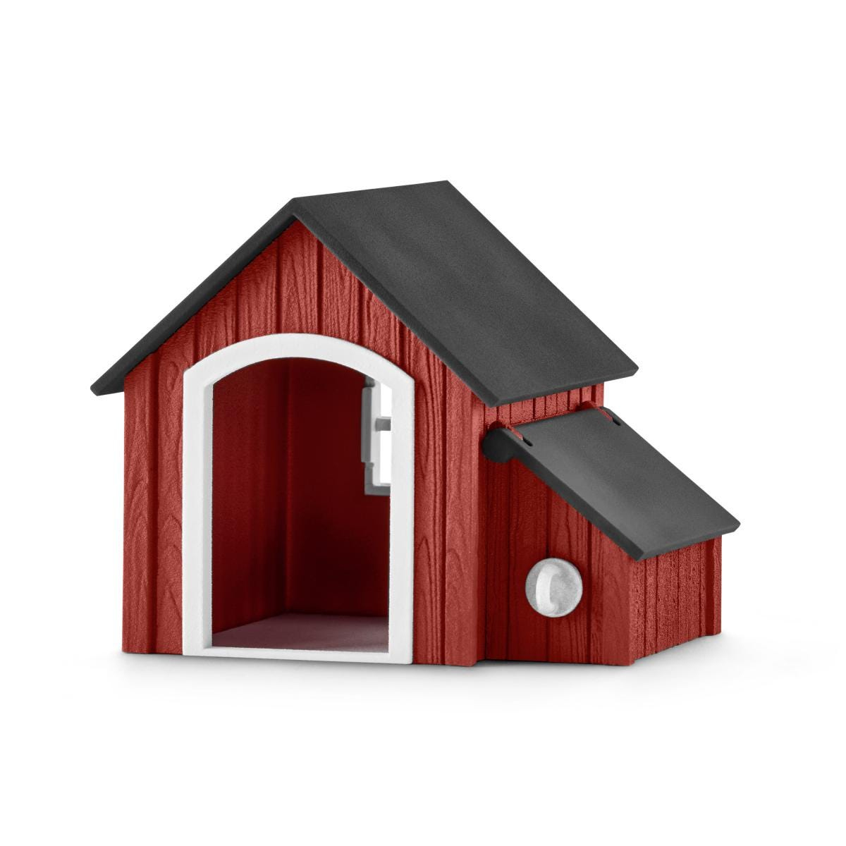 Maison jouet en bois rouge avec toit noir. Porte blanche et fenêtre ronde visibles.