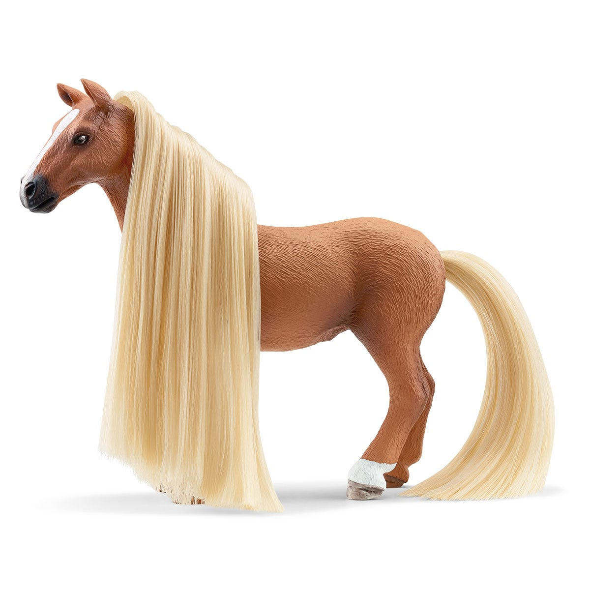 Ein braunes Pferd mit langer blonden Mähne und Schweif steht auf weißem Hintergrund, nach links gerichtet.