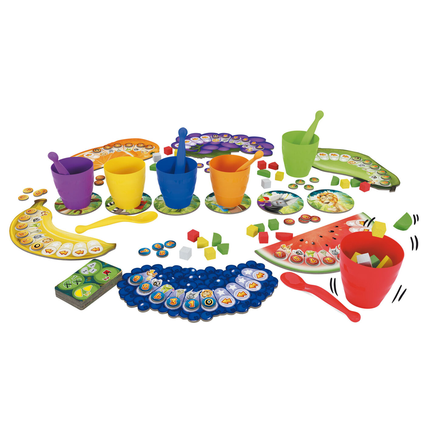 Jeu de société avec des tasses, des cuillères, des jetons et des cartes. Pièces de jeu de couleurs variées sur fond blanc.