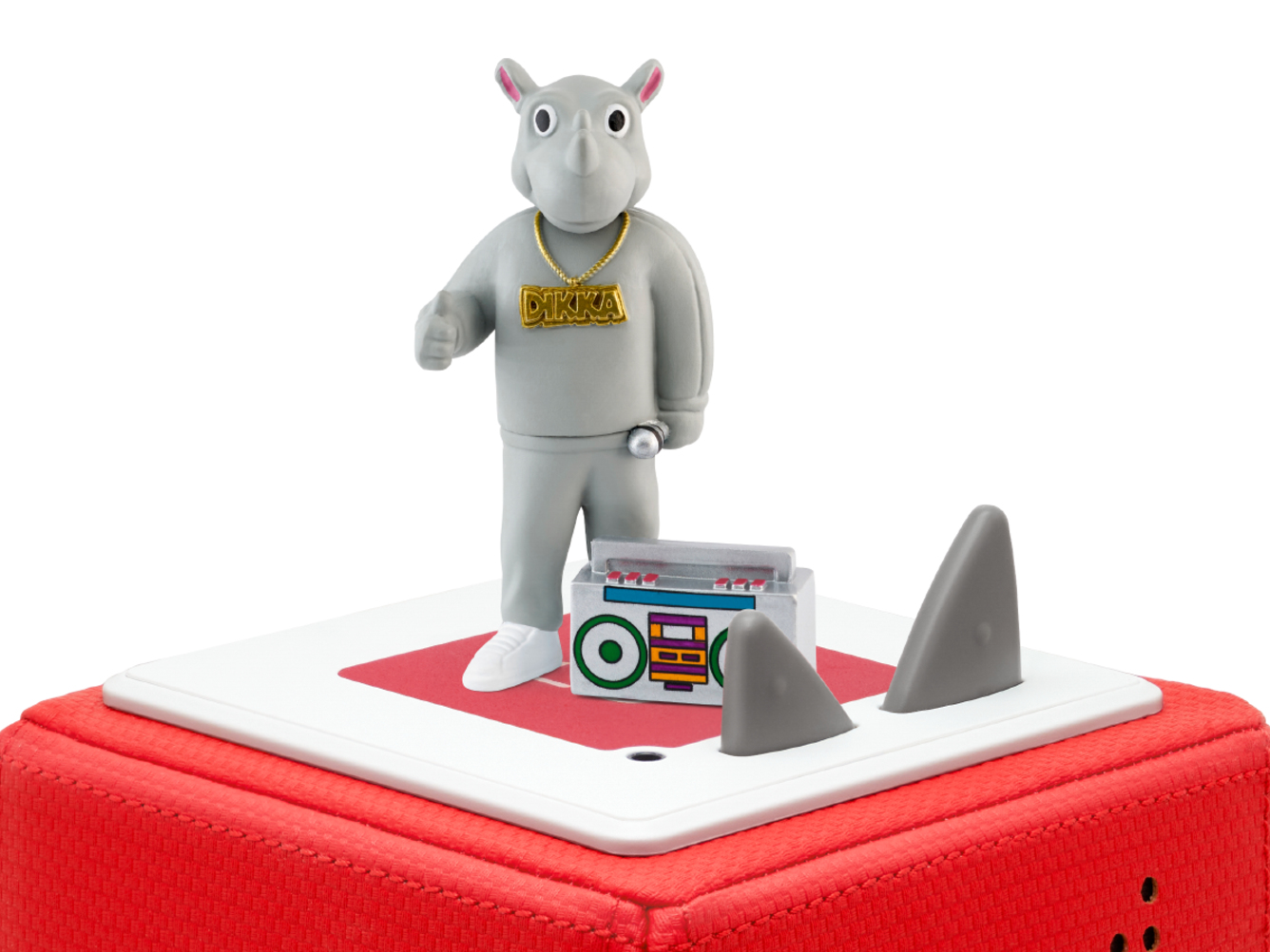 Nashorn-Figur mit Ghettoblaster und Haifischflossen auf roter und weißer Basis.