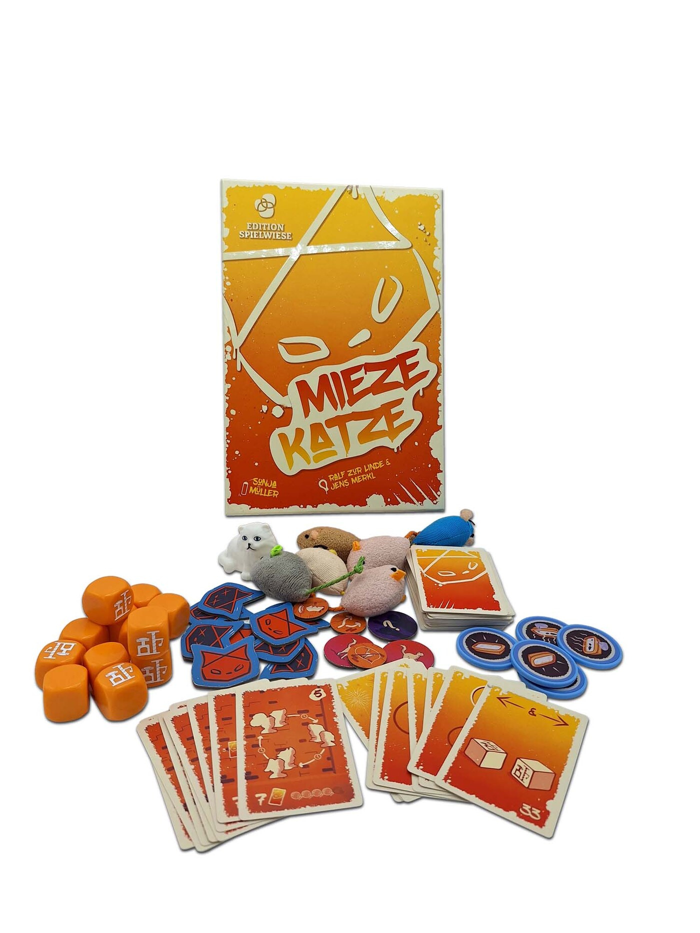Spielbox, Titel 'Miez Katze', Spielsteine: Würfel, Karten, Katzenspielzeug, auf Weiß.
