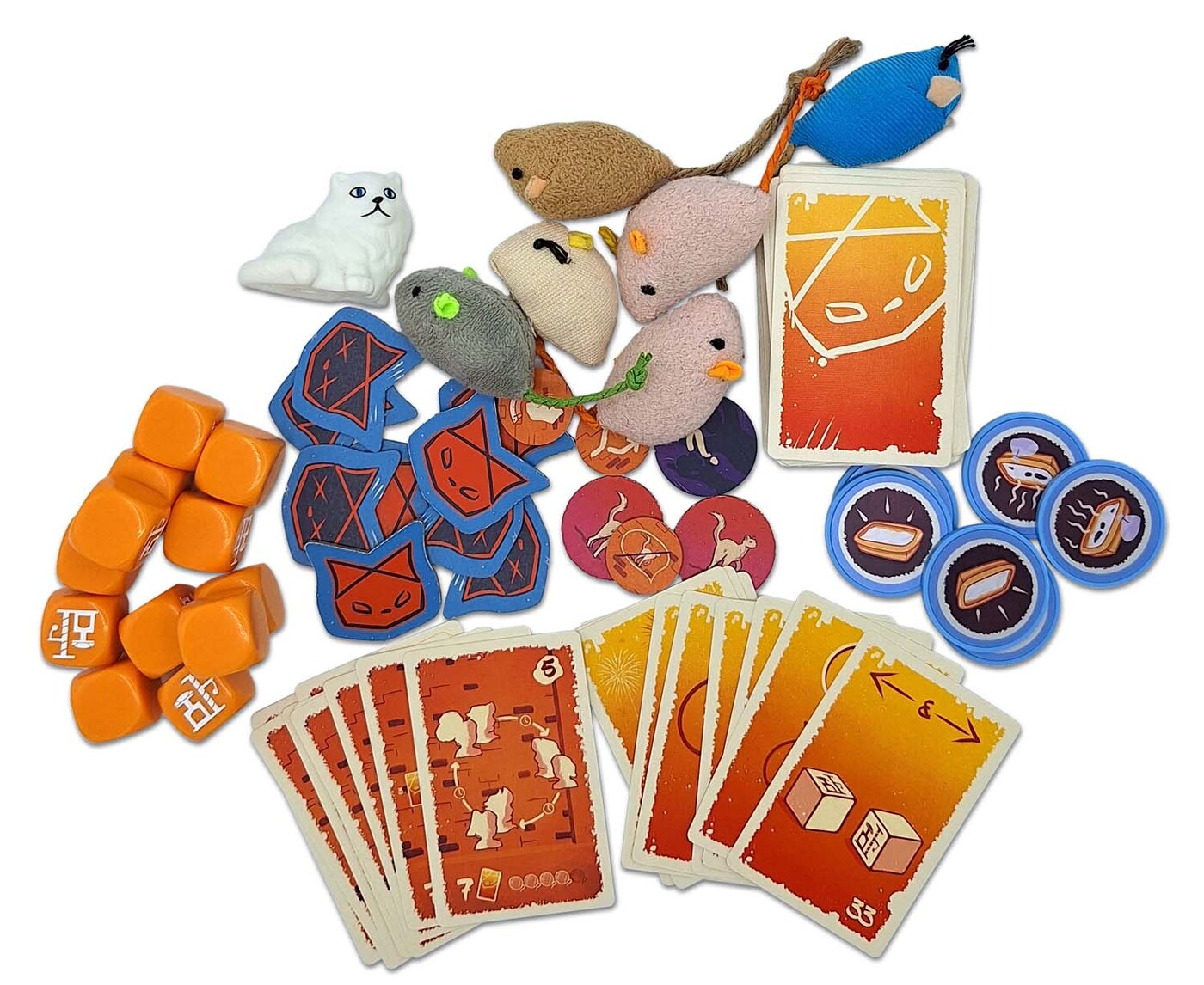 Spielkomponenten: Würfel, Karten, Katzenspielzeug, runde Spielsteine. Orange, blau und weiß. Auf weißer Oberfläche.
