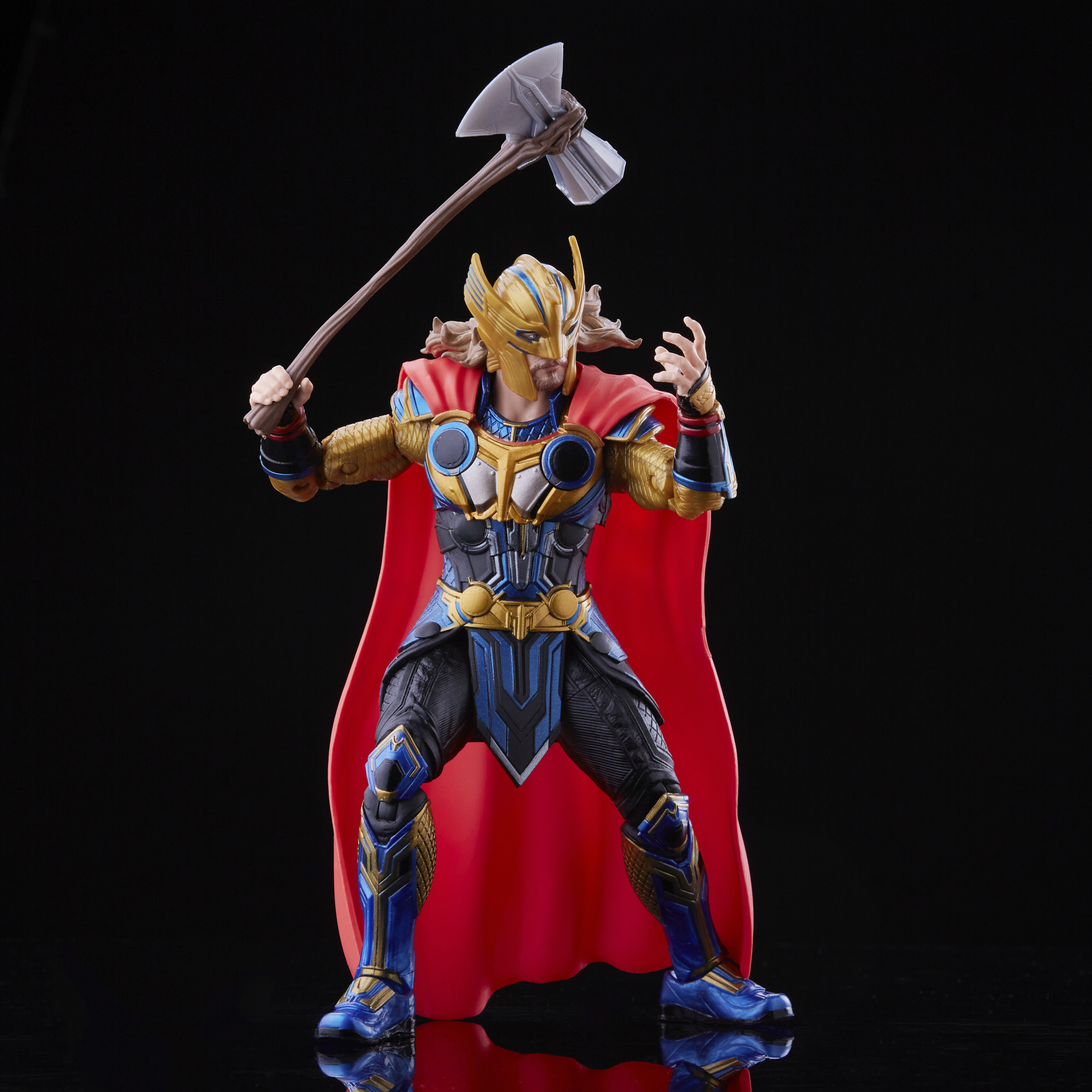 Action figure di Thor con un mantello rosso. Thor tiene un martello.