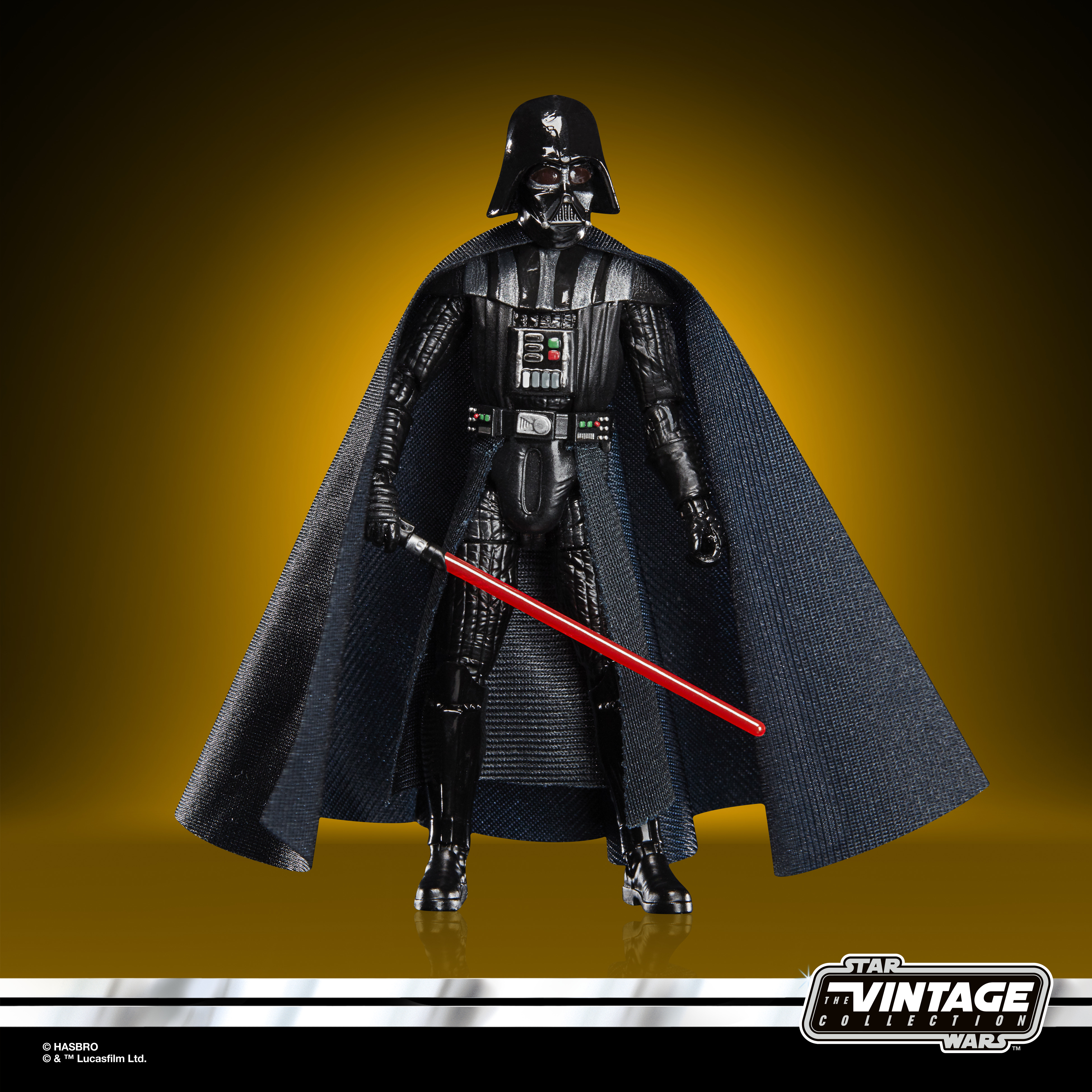 Action figure di Darth Vader con la spada laser rossa, su sfondo Star Wars vintage.