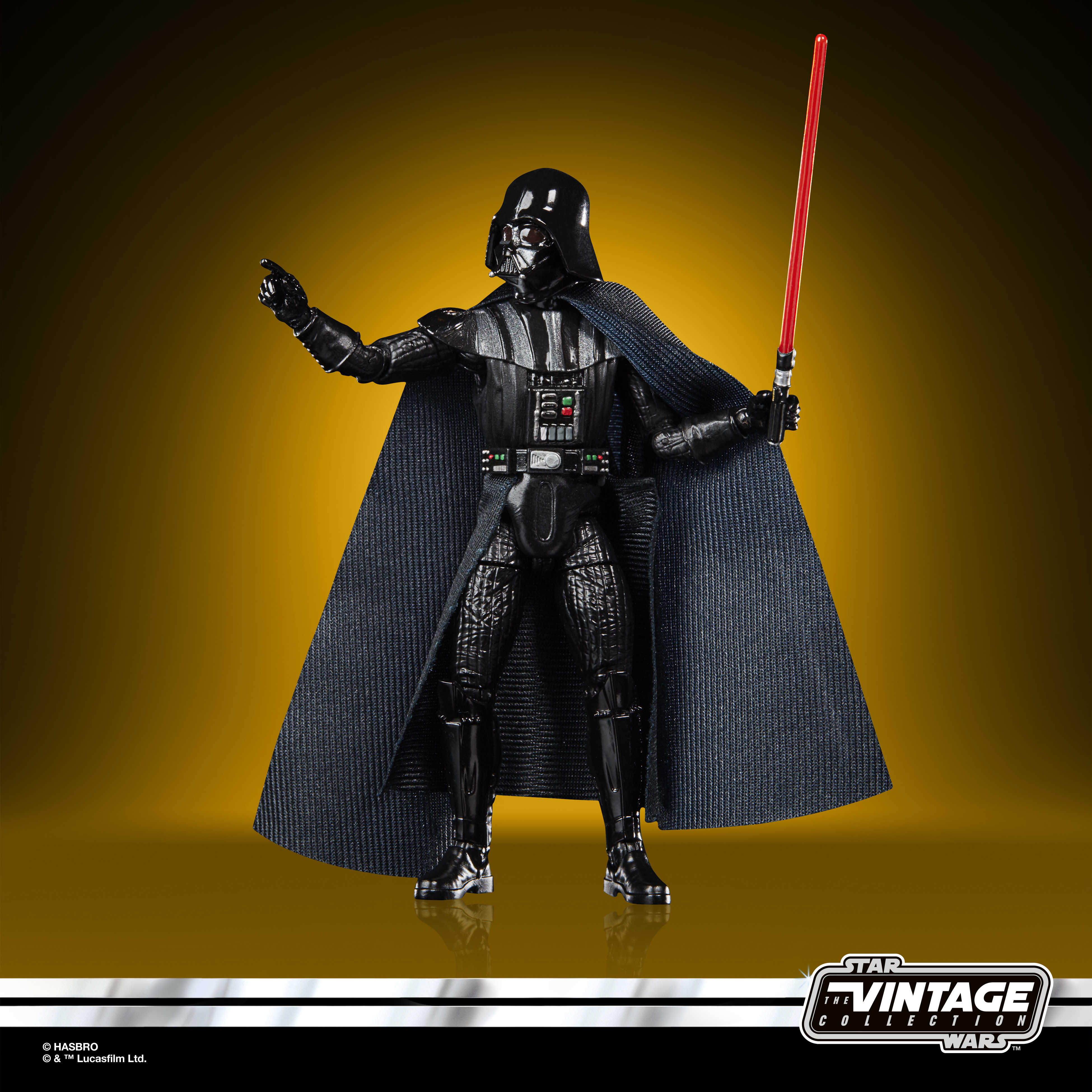 Action figure di Darth Vader con spada laser rossa e mantello.