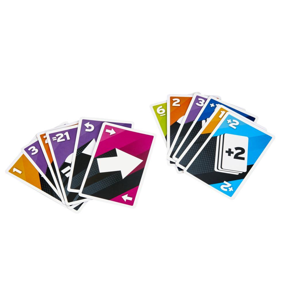 Mehrere Karten aus dem Kartenspiel Uno. Die Karten haben verschiedene Farben, Zahlen und Symbole.