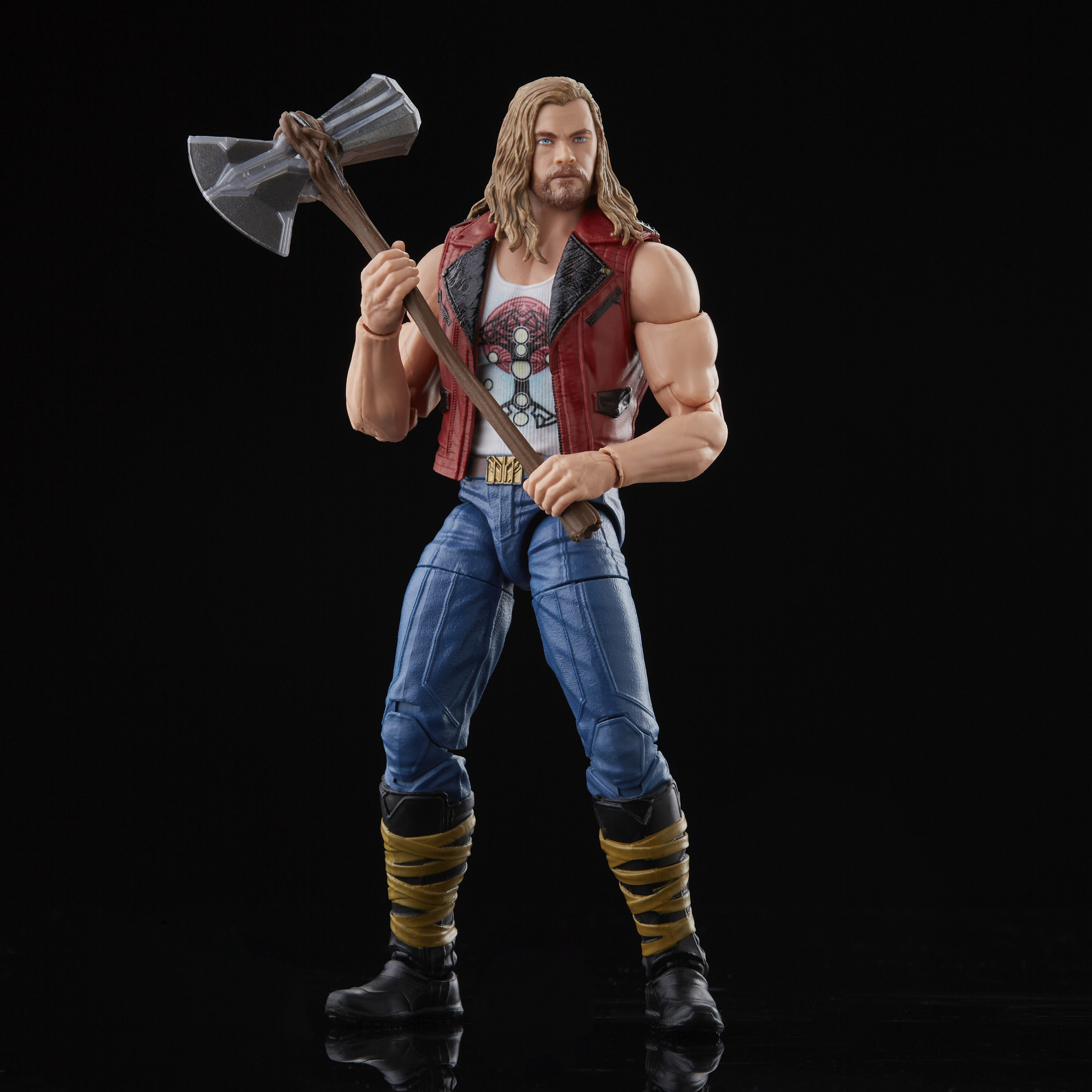 Action figure di Thor con martello, gilet rosso e jeans blu.