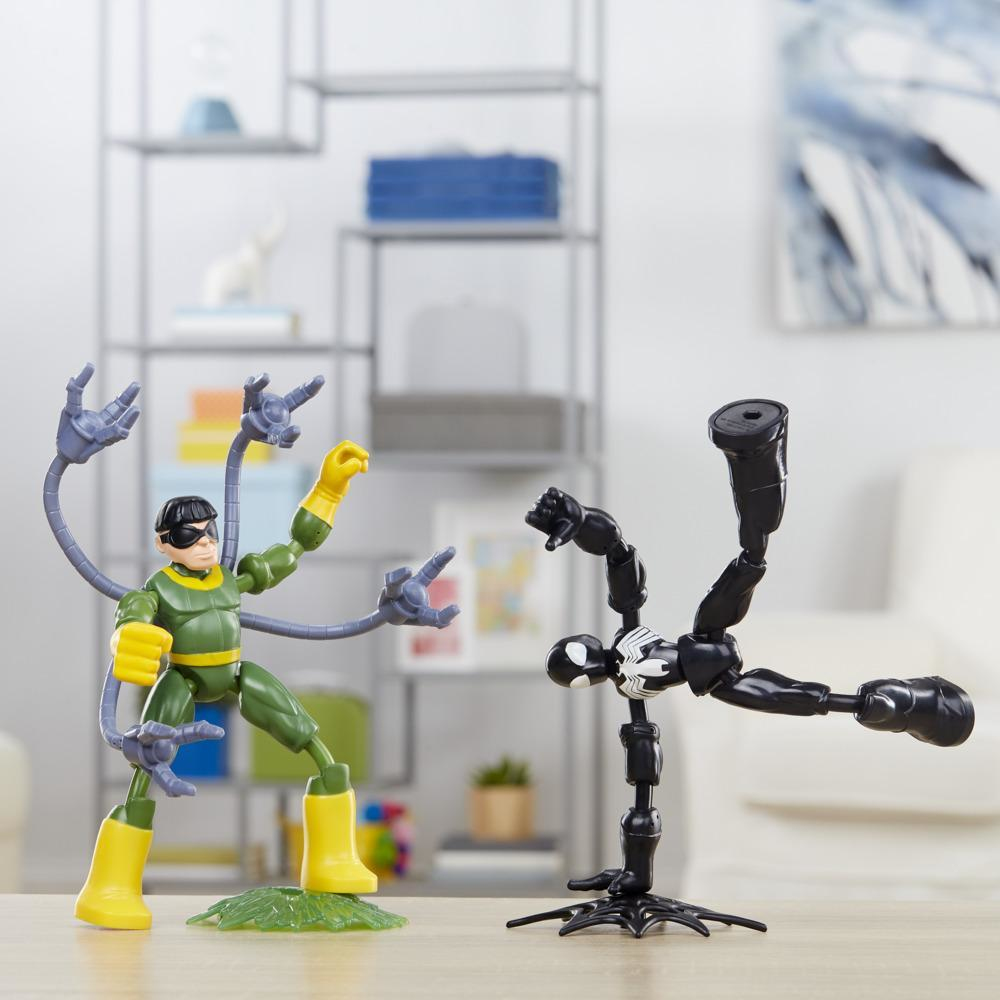 Figurki Doctor Octopus i Spider-Man w otoczeniu pokoju. Poza akcji.