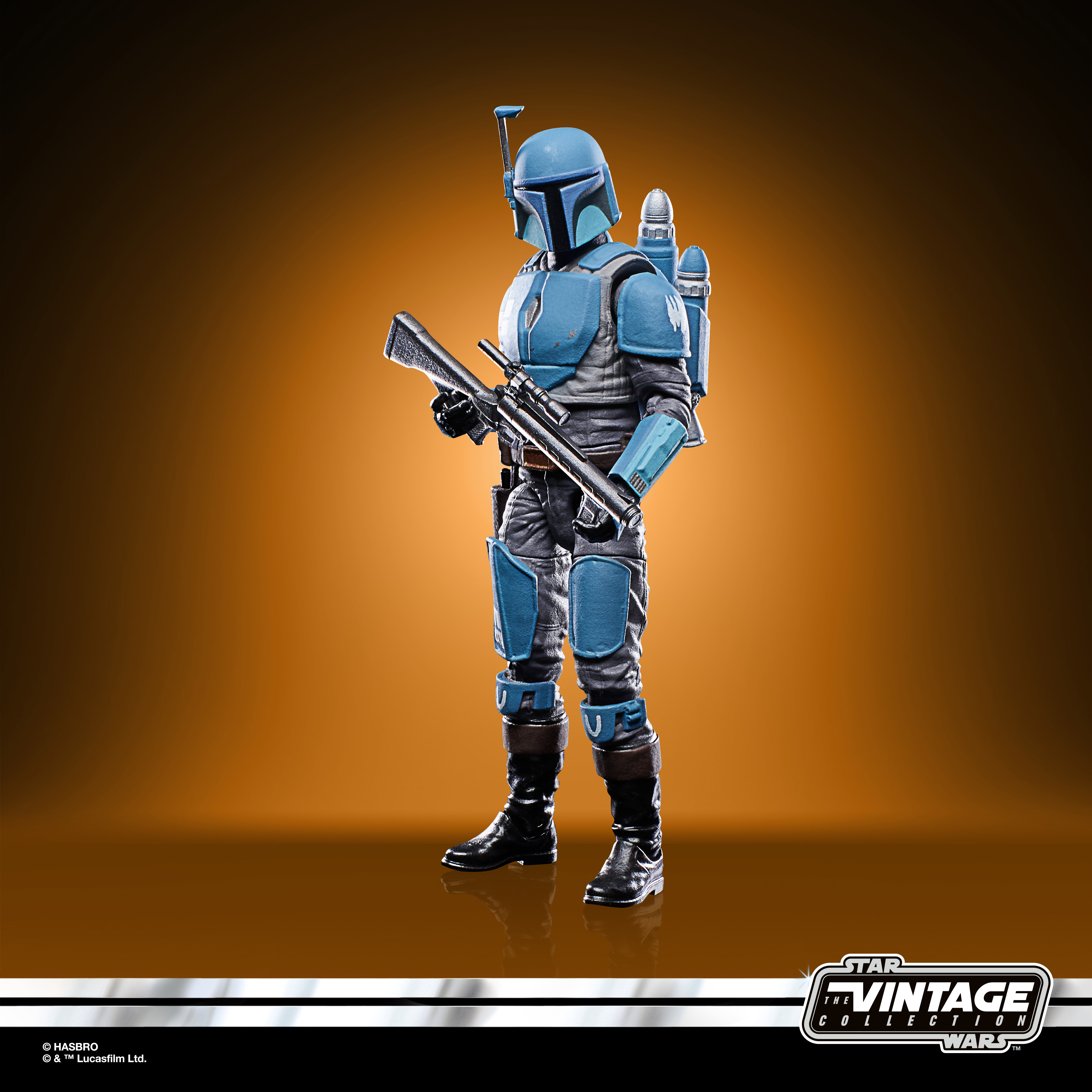 Una action figure di Star Wars di Boba Fett in tuta blu e grigia, con un fucile.