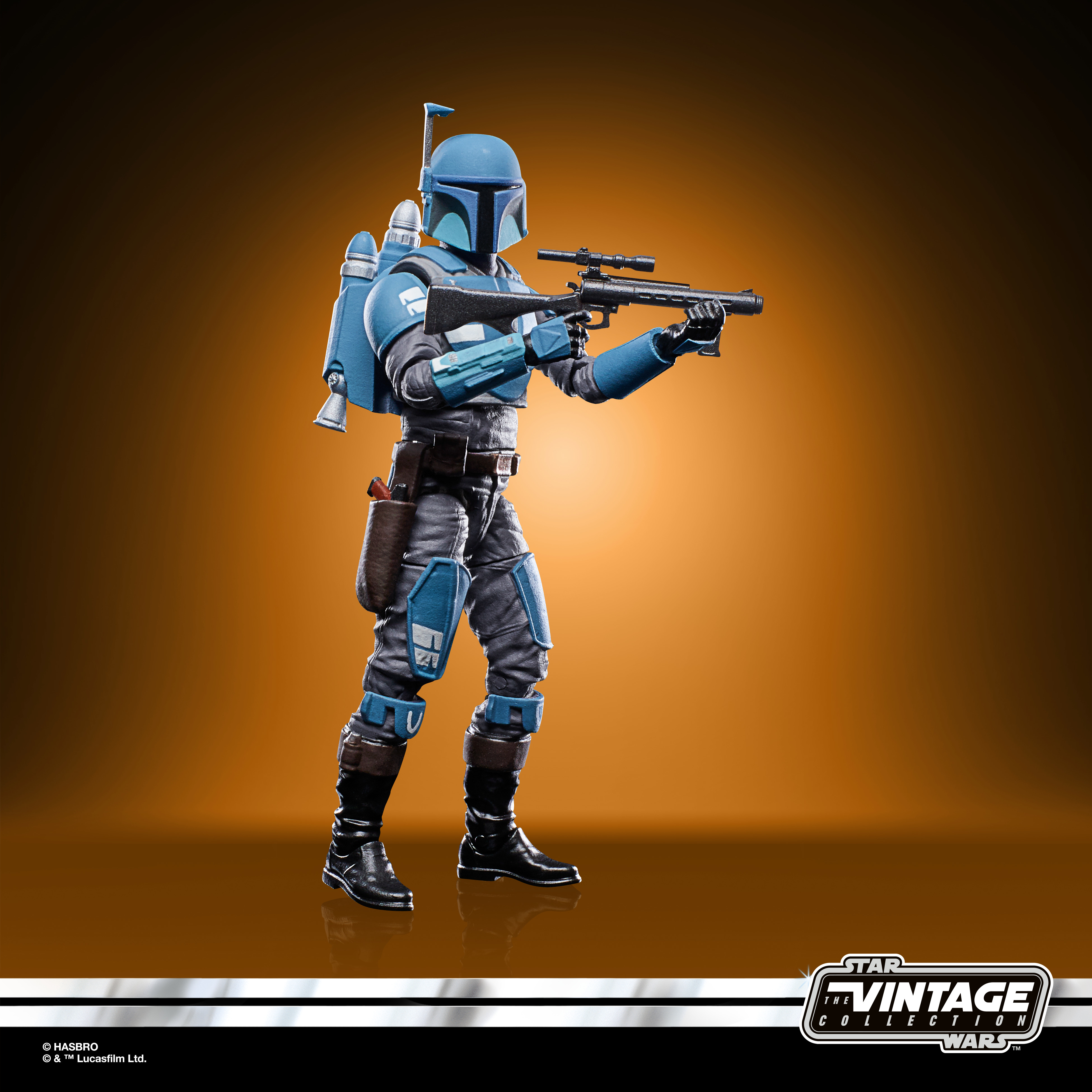 Action figure di Star Wars: Boba Fett in armatura blu, che mira un fucile blaster.