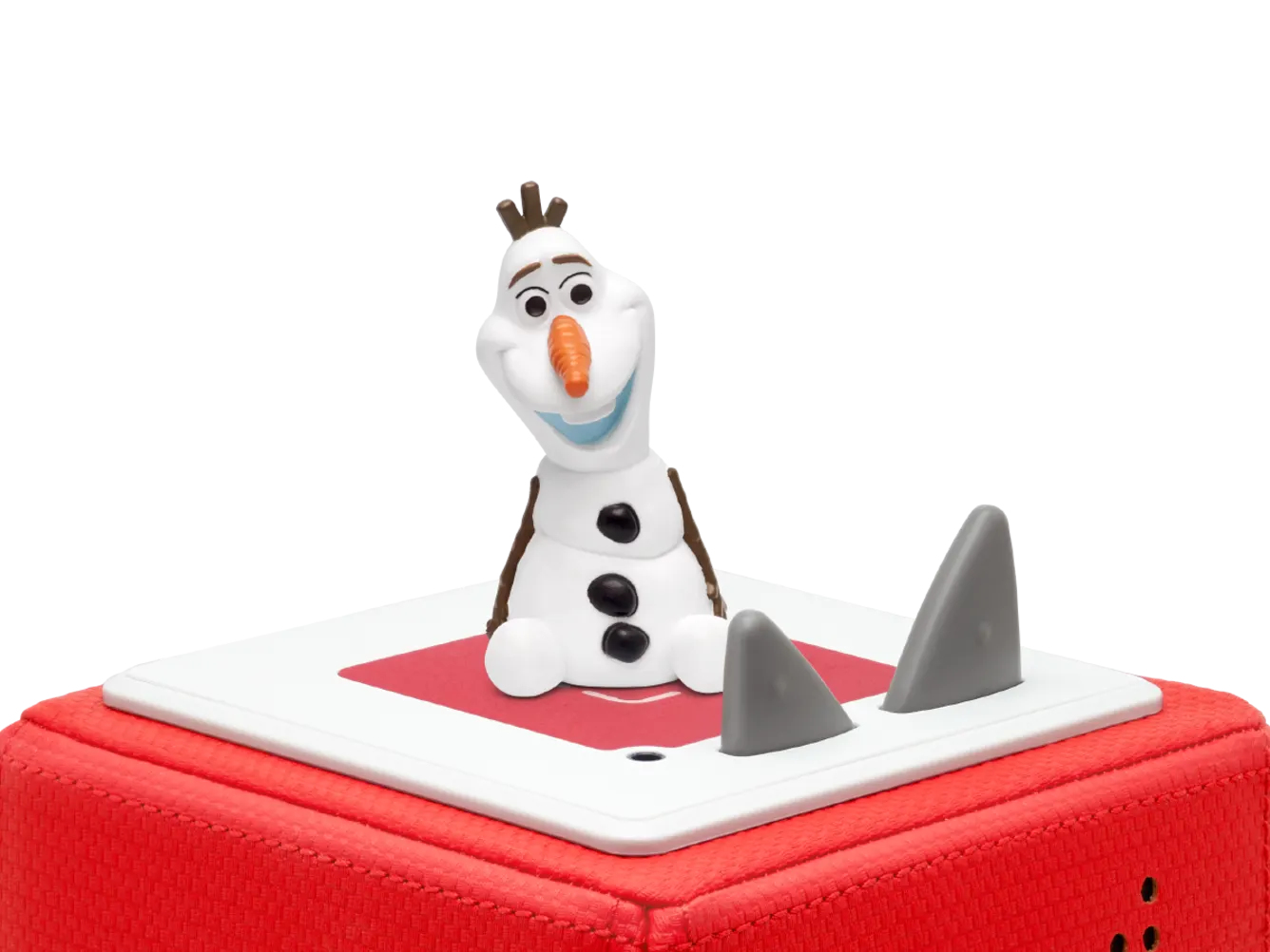 Olaf-Spielfigur auf roter Basis mit Haifischflossen. Weißer Hintergrund.