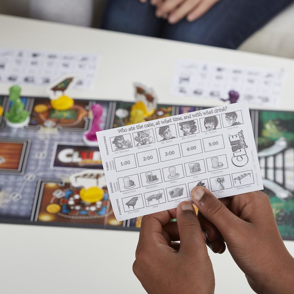 Cluedo-Spielbrett mit Karten, die Charaktere und Zeiten zeigen. Hand, die eine Karte mit Hinweisen hält.