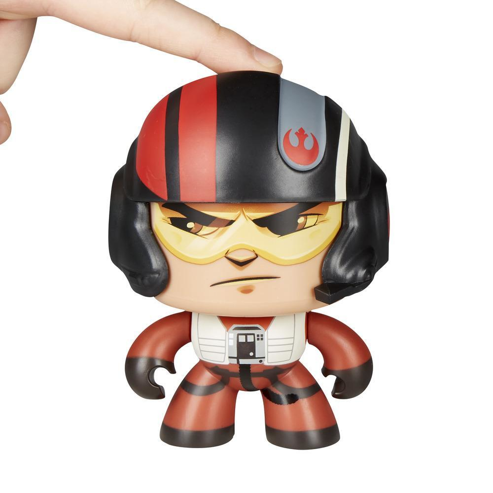 Figurka postaci z Gwiezdnych Wojen trzymana palcem. Nosi hełm i czerwono-czarny kombinezon.