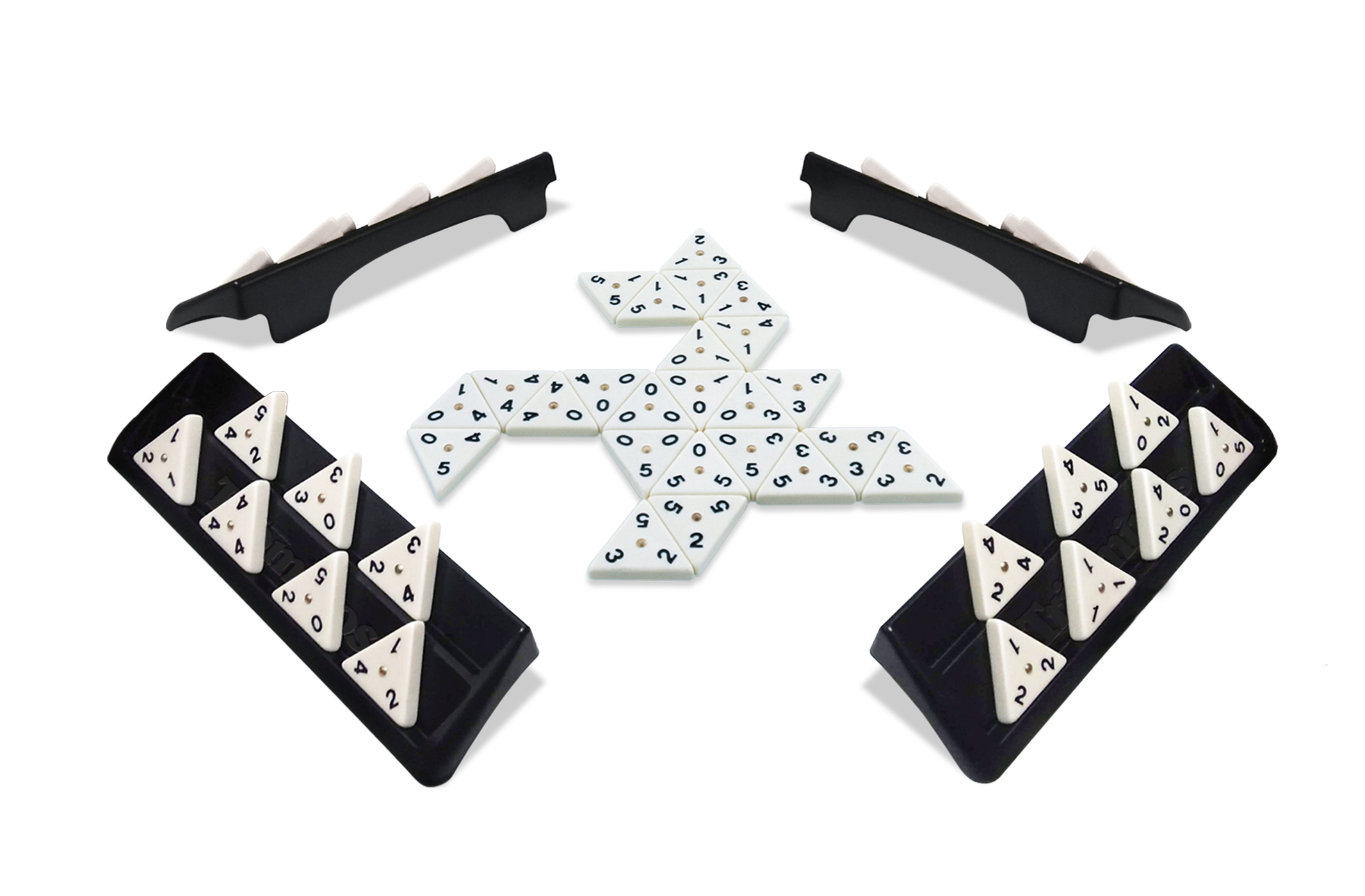 Triominos spelset weergegeven. Witte tegels met nummers, zwarte trays.