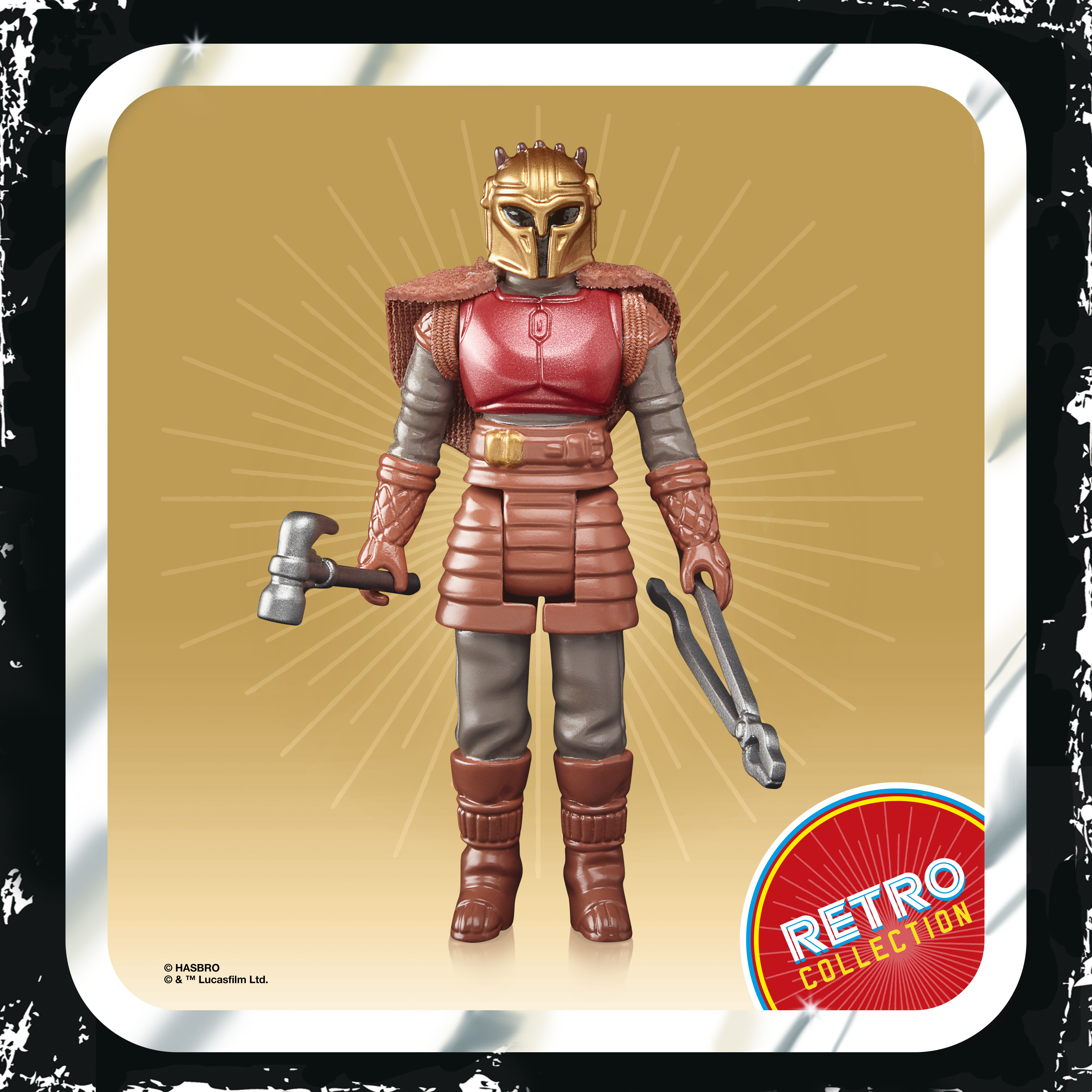 Action figure di un guerriero Mandaloriano in armatura, con martello e pinze, su sfondo dorato.
