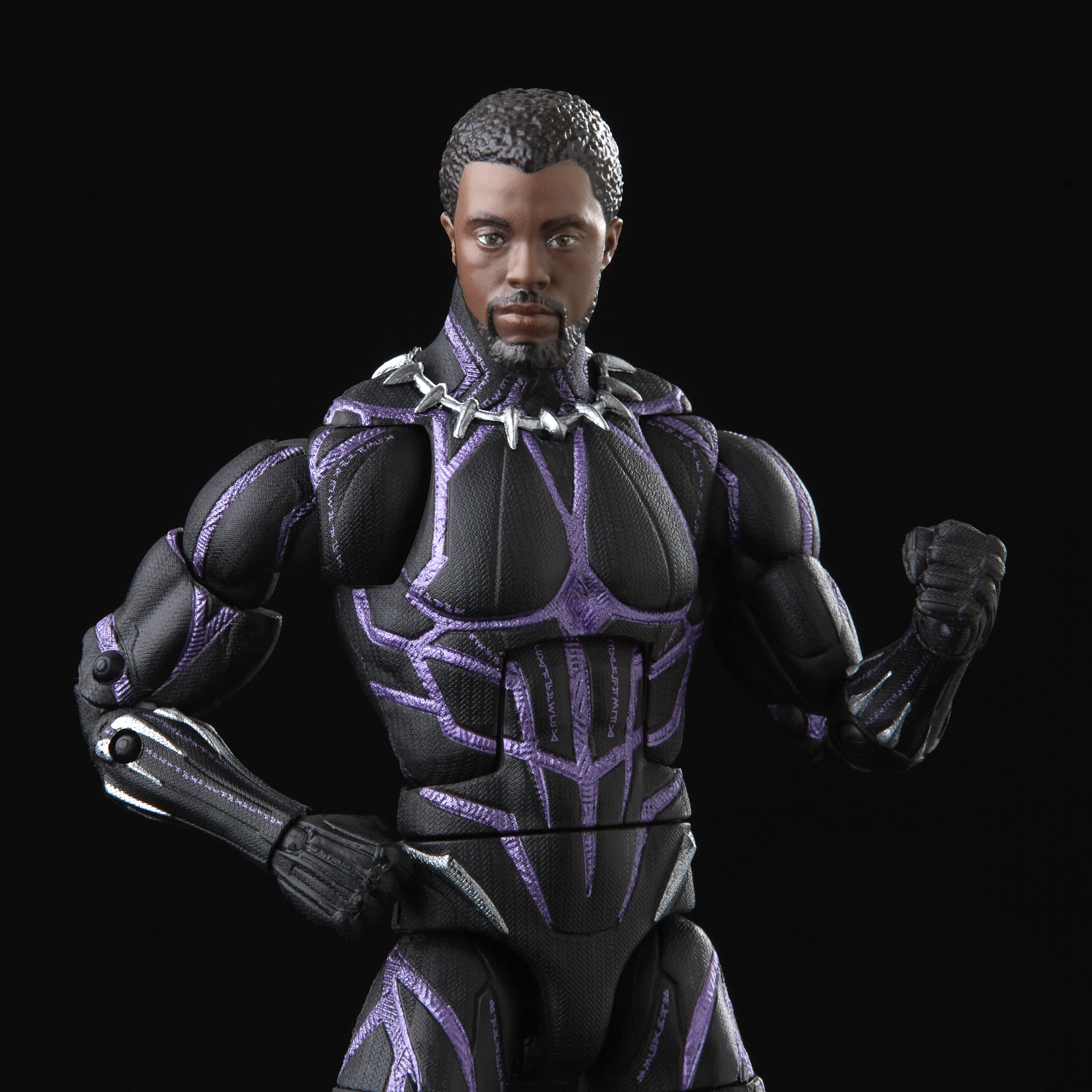 Figurka Black Panther w czarnym kostiumie z fioletowymi akcentami na czarnym tle.
