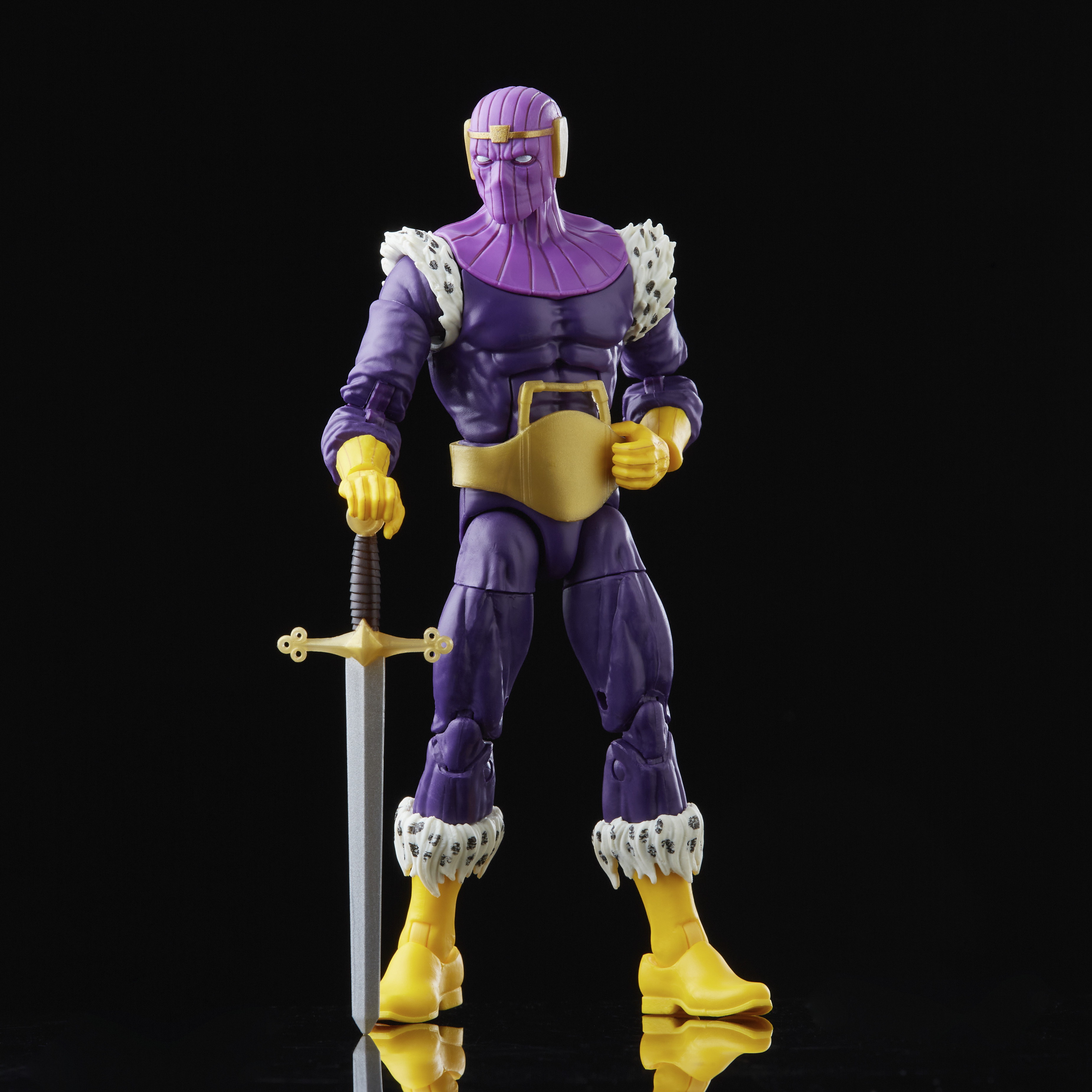 Una figura mascherata viola con una spada è pronta. Sono visibili stivali e guanti gialli.