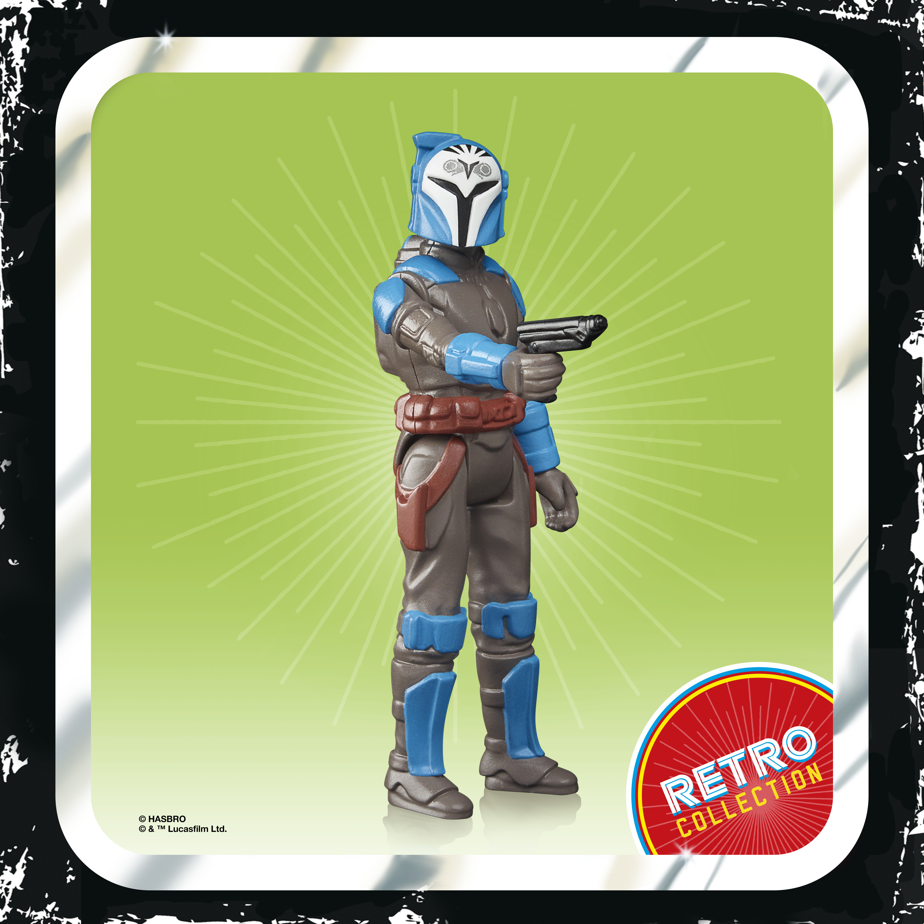 Un action figure Mandaloriano in armatura grigia e blu, che tiene una pistola, su sfondo verde con un logo retrò.