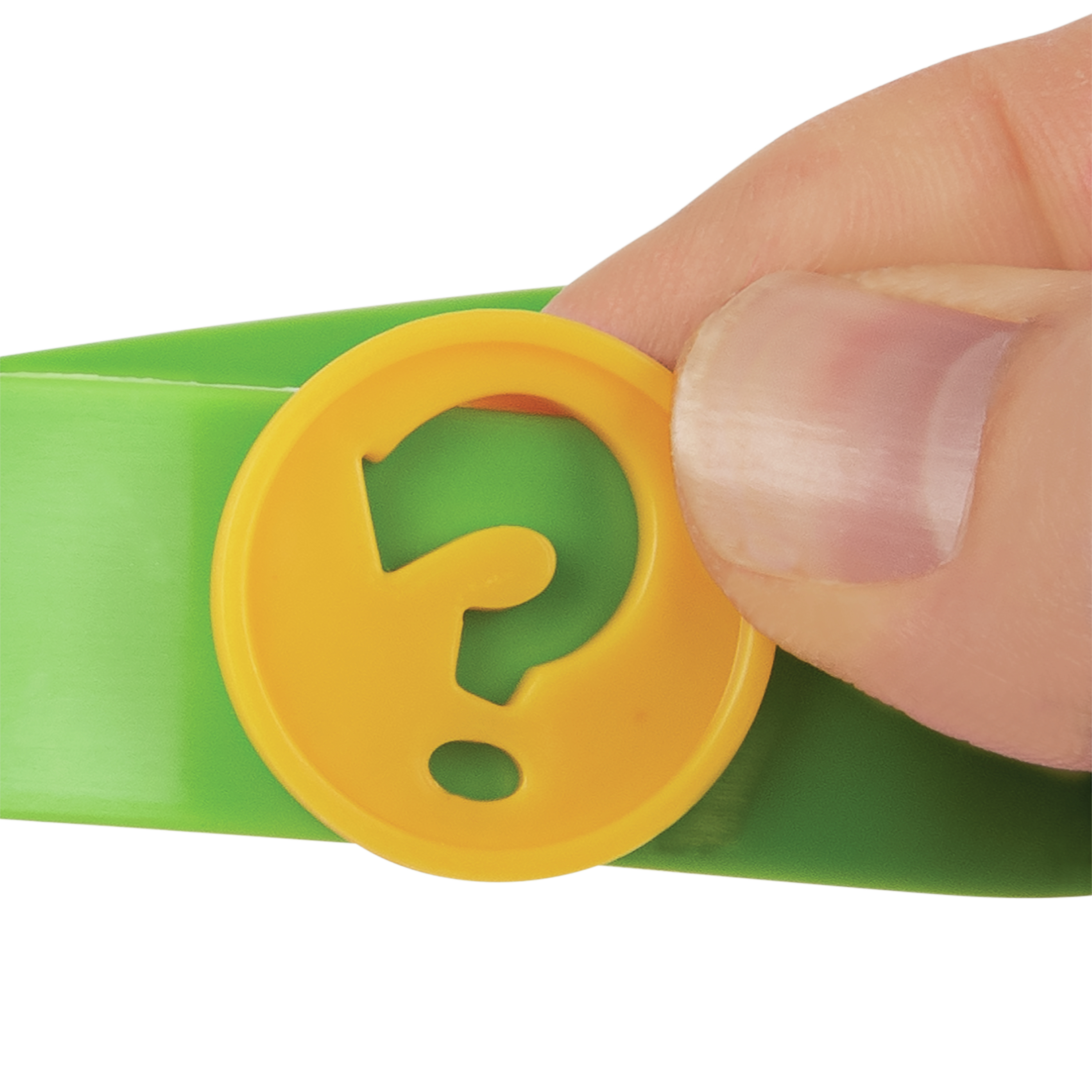 Hand hält gelbe Münze mit Fragezeichen auf grünem Armband.