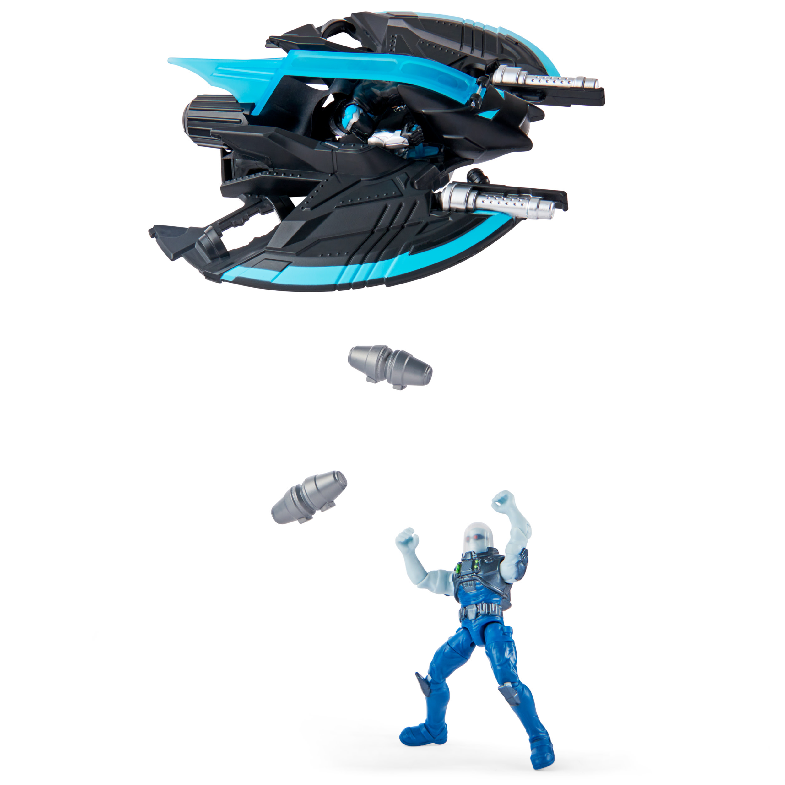 Mr. Freeze Spielfigur mit Fahrzeug. Schwarz-blaues Fahrzeug, Mr. Freeze in blauem Anzug. Weißer Hintergrund.