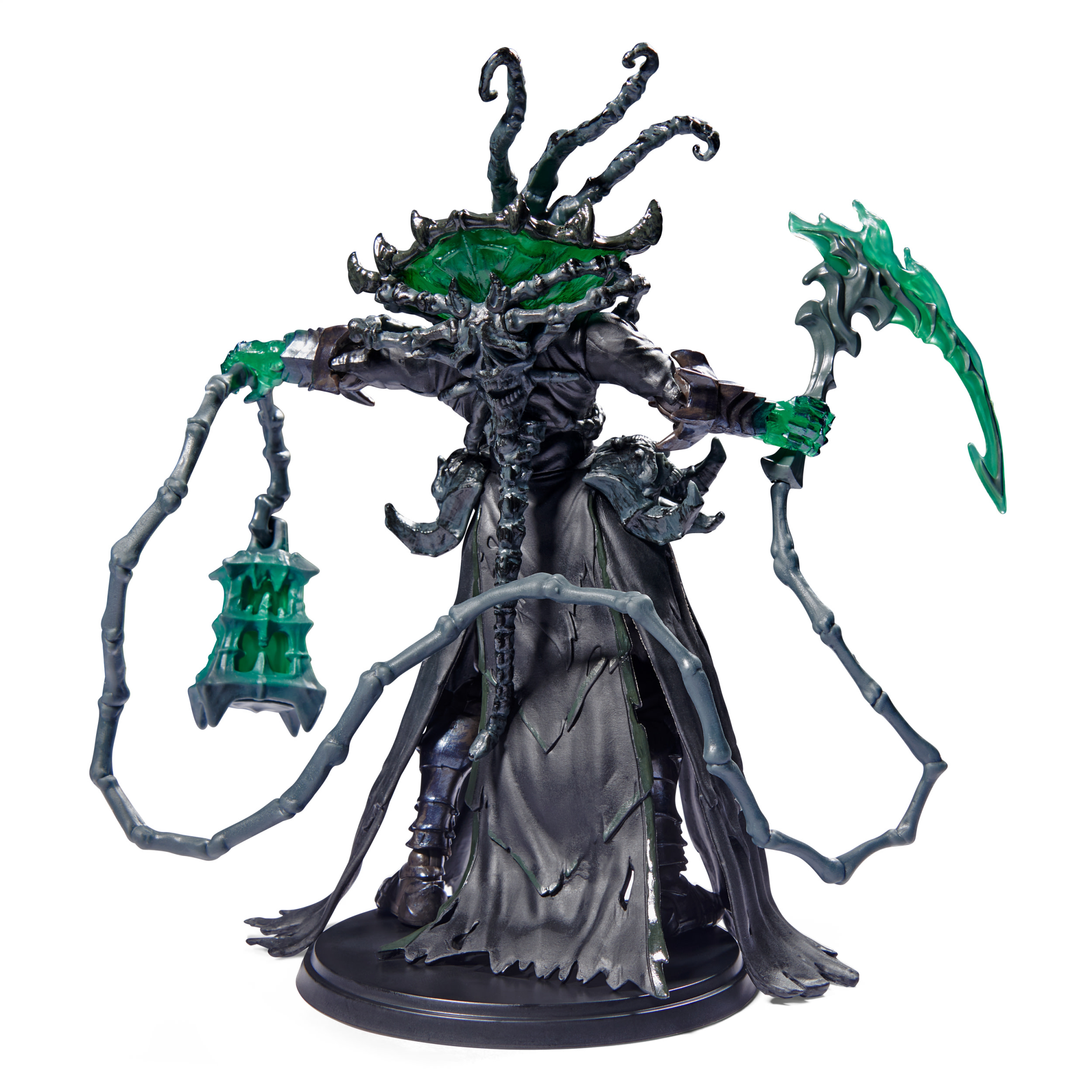 Eine Fantasy-Figur mit grüner Laterne und Sense auf weißem Hintergrund.