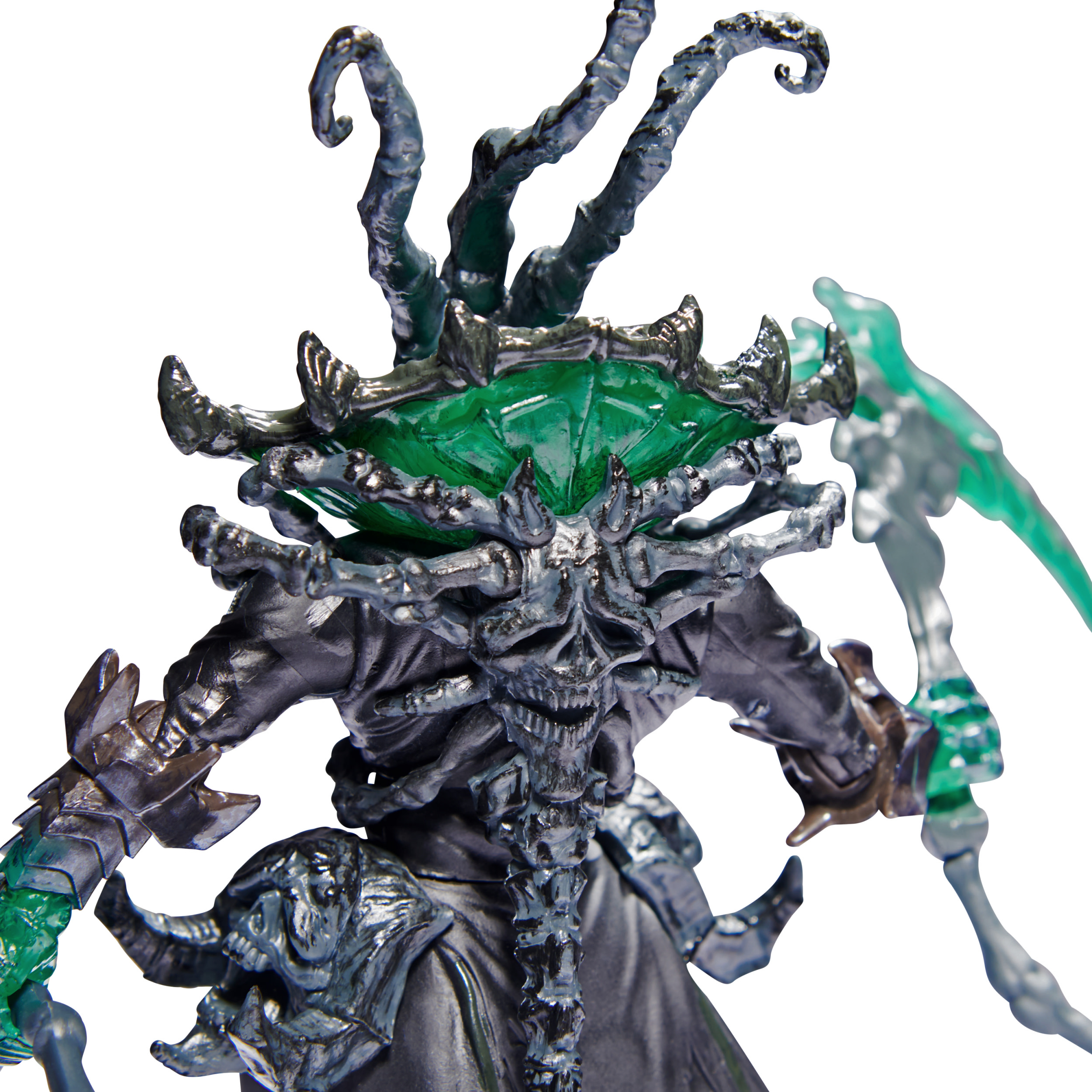 Nahaufnahme einer Fantasy-Figur mit Skelettgesicht, dunkler Kleidung und grünen Akzenten.