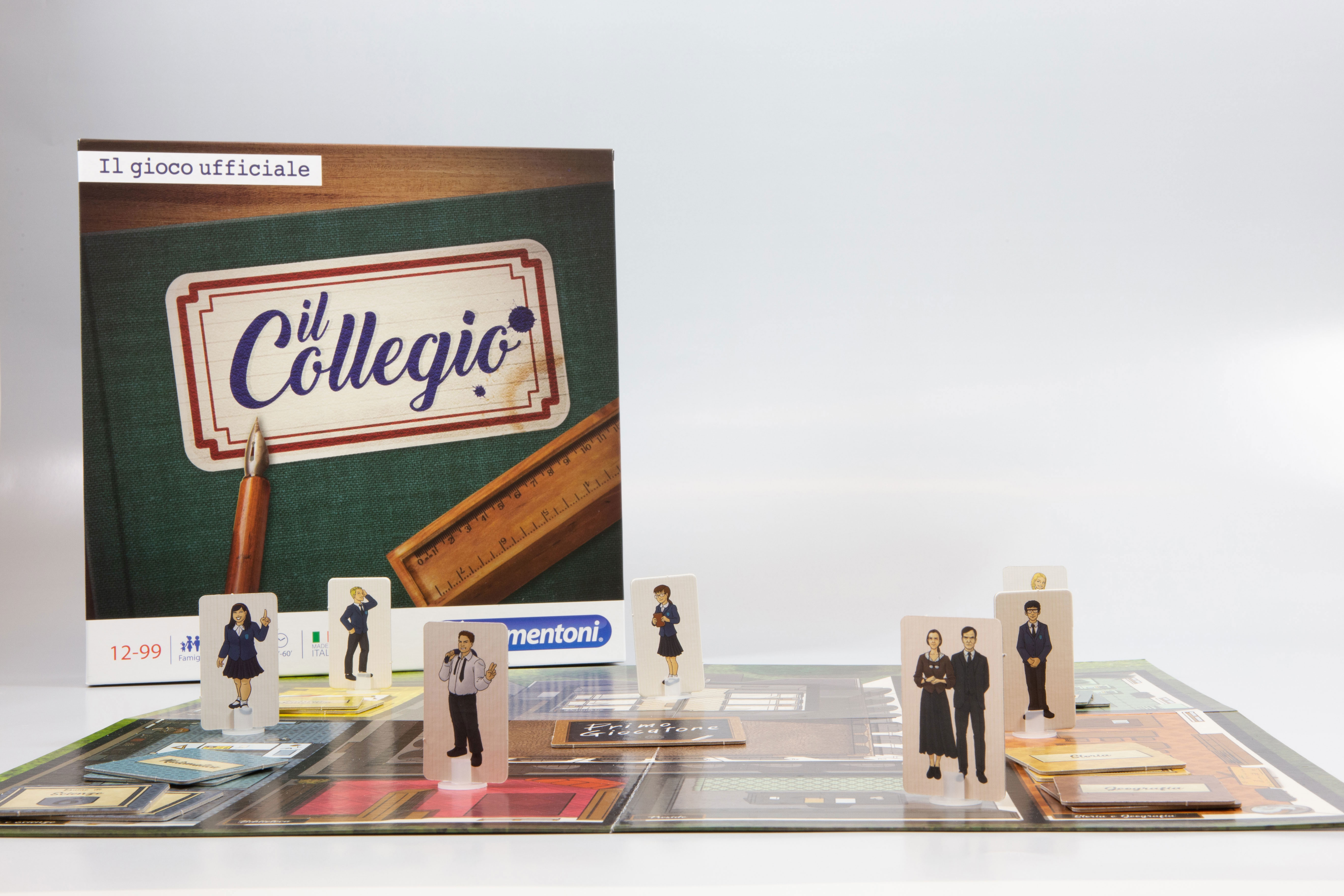 Brettspiel mit Spielsteinen auf einem Tisch. Das Spiel heißt "Il Collegio" auf Italienisch.