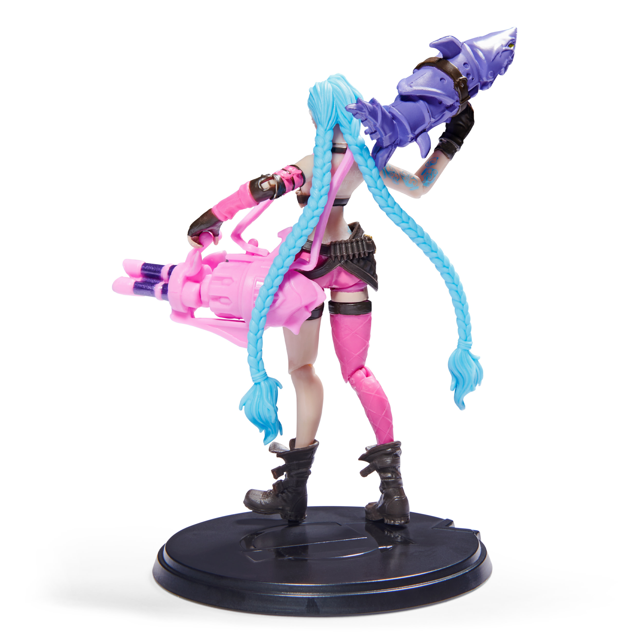 Jinx-Figur, blaue Zöpfe, hält zwei rosa Waffen, auf schwarzer Basis.