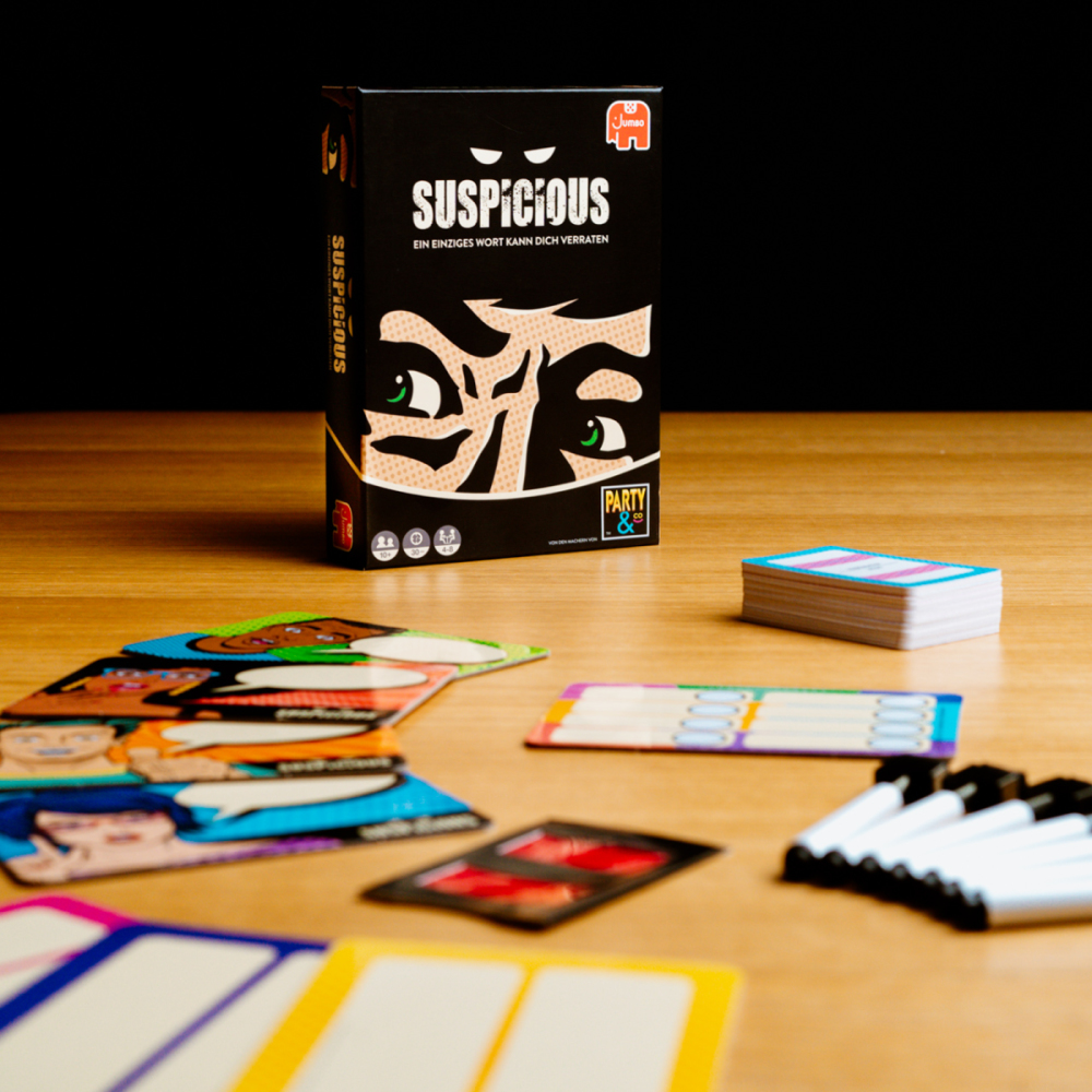 Boîte de jeu de société, cartes et marqueurs sur une table en bois. Le titre du jeu est affiché.