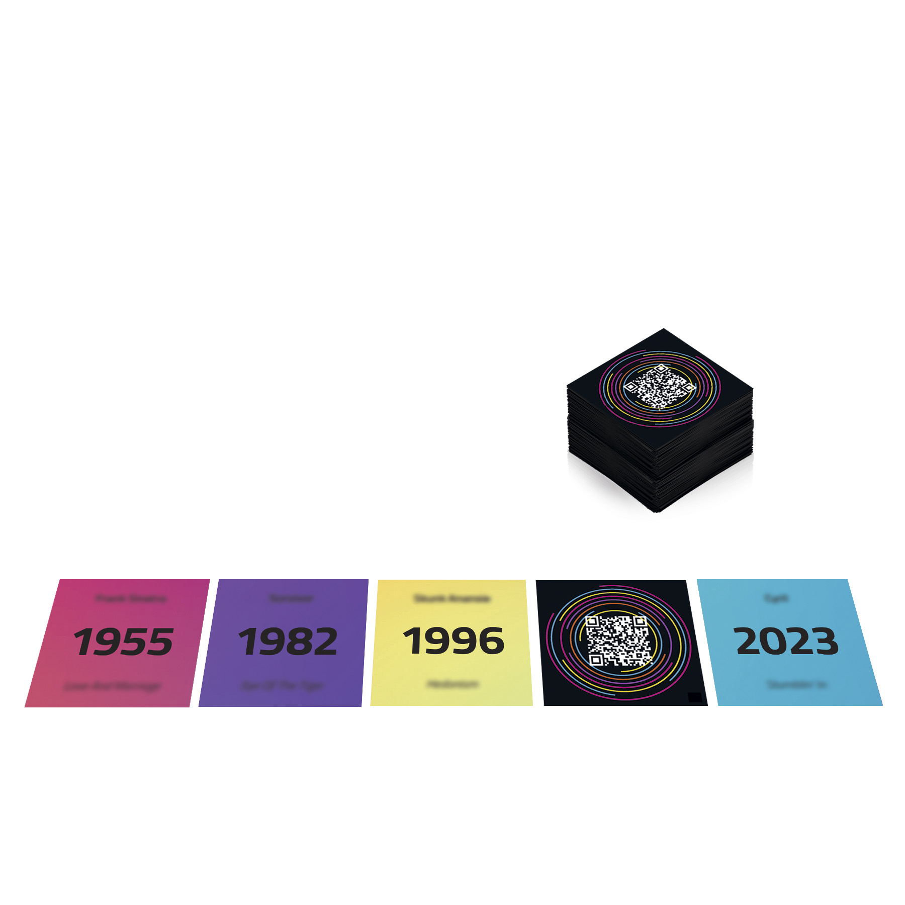 Karty z datami i kodami QR są ułożone w stos, a pojedyncze karty leżą z przodu z różnymi latami.