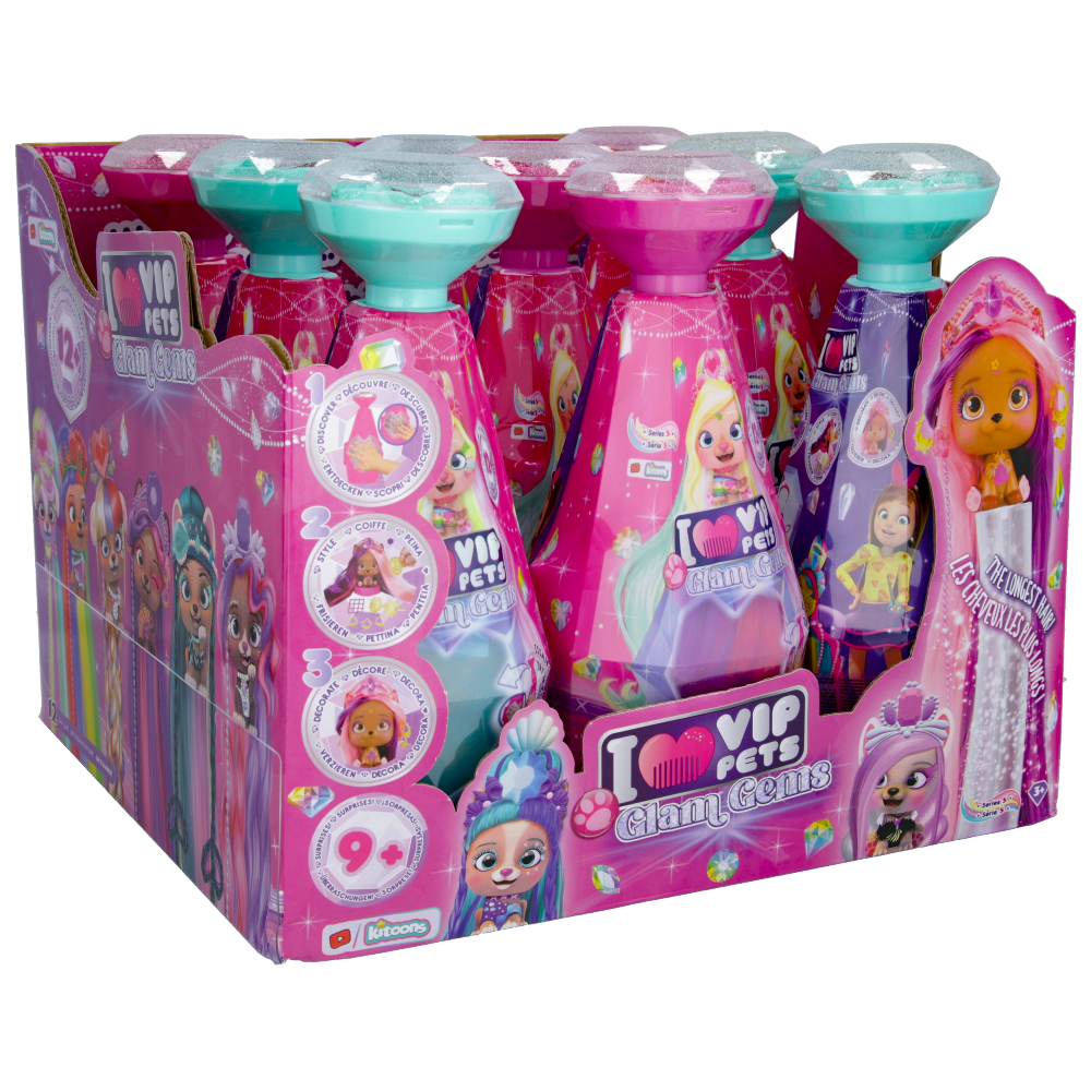 Pudełko z zabawkami dla zwierząt. Różowe i fioletowe butelki z nakładkami w kształcie klejnotów. Białe tło.