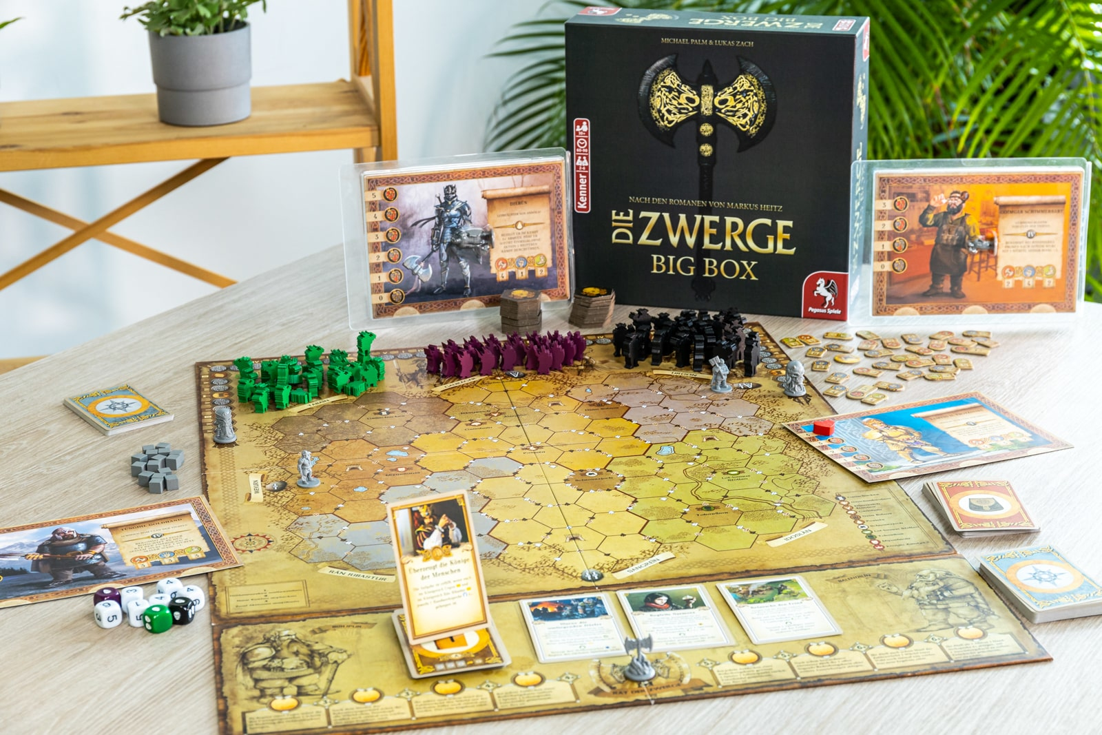 Brettspiel mit Karte, Spielfiguren, Karten und Würfeln. Eine Holztisch-Einstellung.