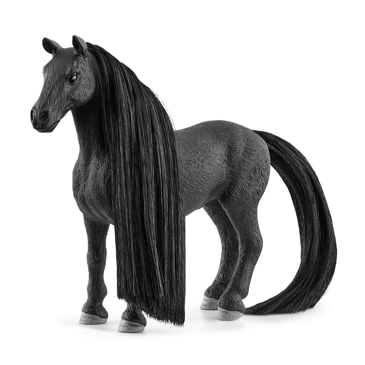 Eine schwarze Pferdestatue mit langer, fließender Mähne und Schweif. Der Hintergrund ist weiß.