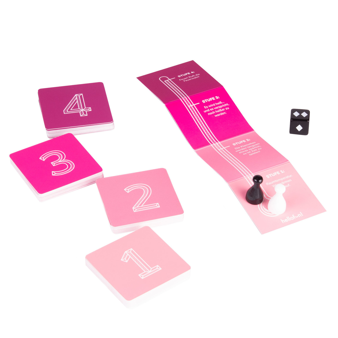 Karten mit Zahlen und Anweisungen. Ein Würfel und Spielfiguren sind ebenfalls sichtbar.