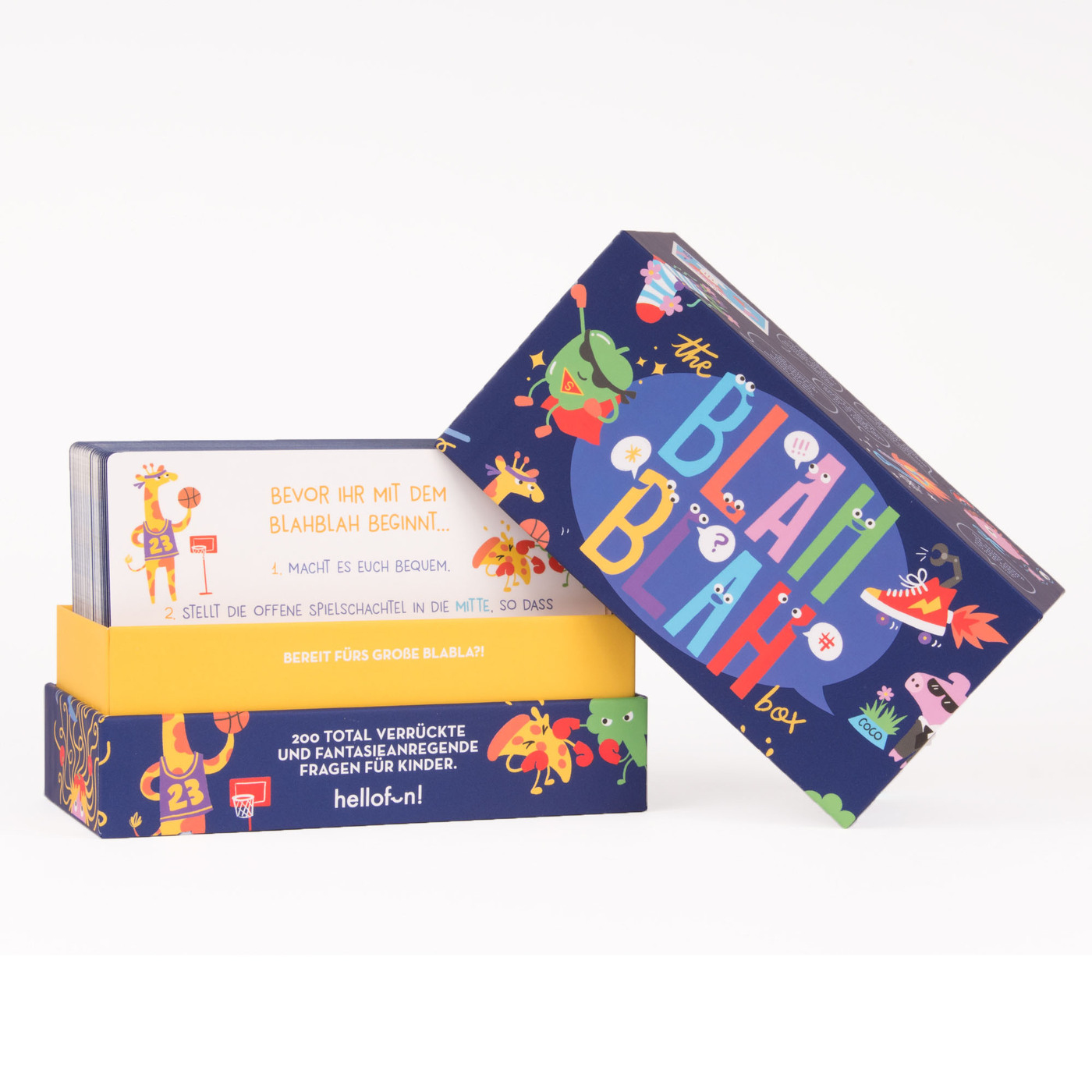 Une boîte de jeu avec des cartes. La boîte est bleue, jaune et les cartes ont du texte.