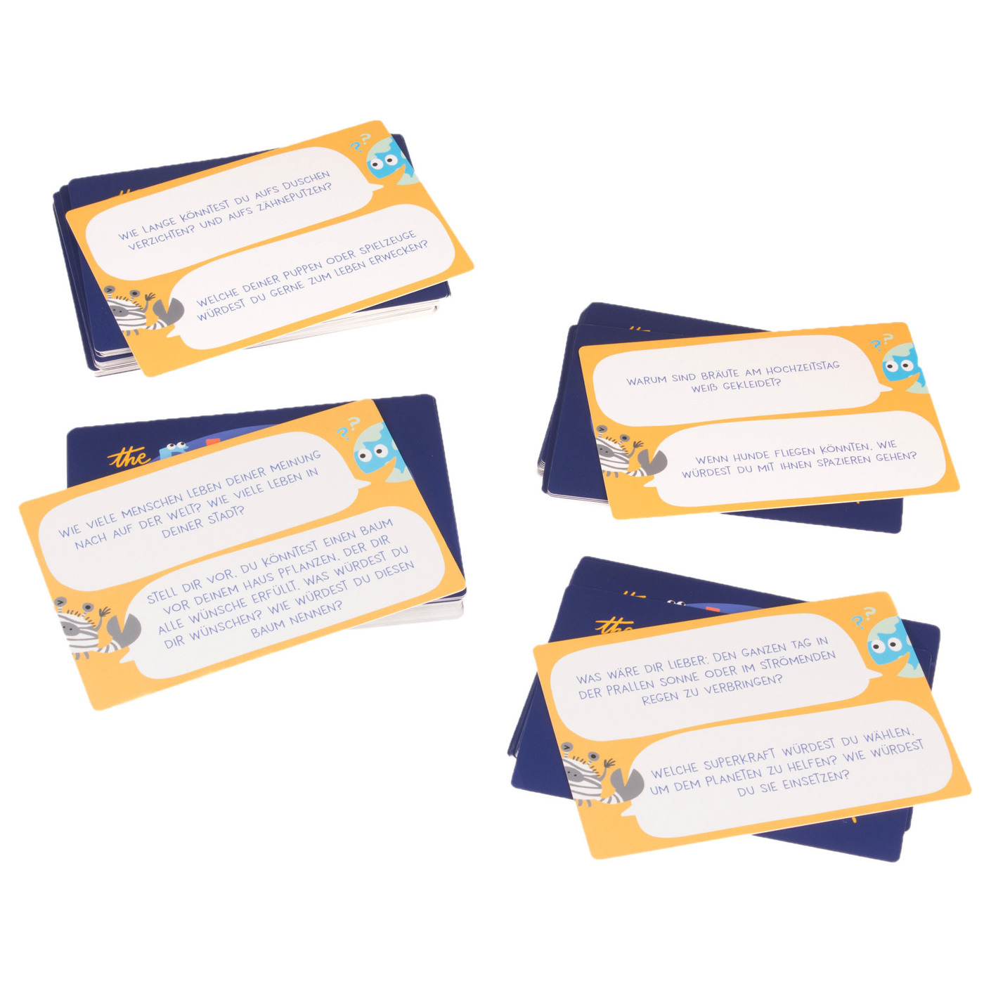 Cartes avec des questions. Plusieurs cartes avec des dos bleus et du texte sont éparpillées sur une surface.