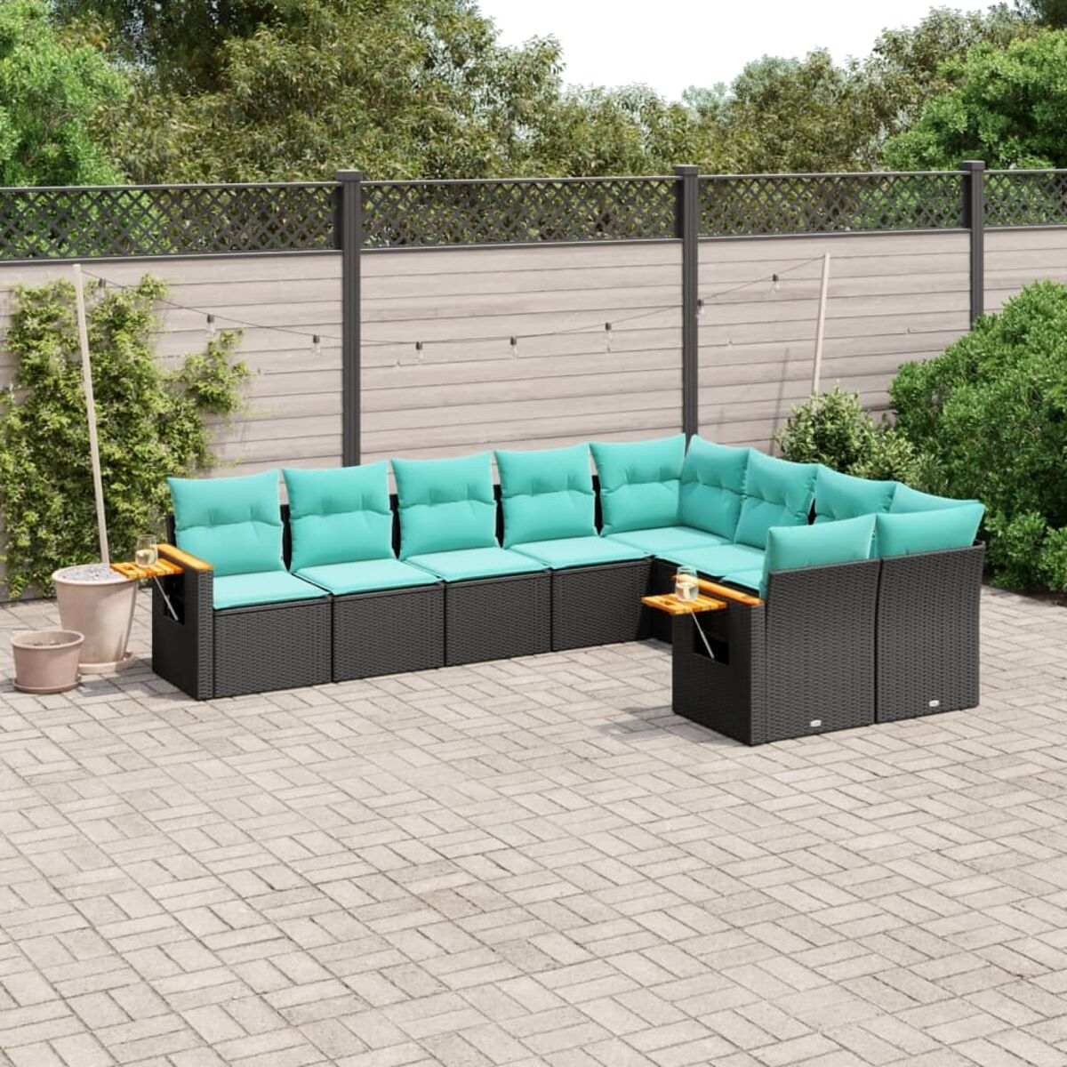Großes schwarzes Outdoor-Sofaset mit türkisfarbenen Kissen auf einer gepflasterten Terrasse. Beistelltische.