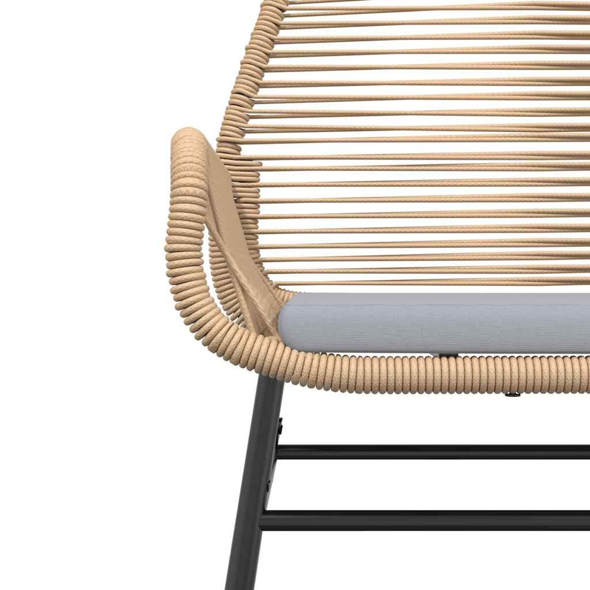 Nahaufnahme eines Stuhldetails. Gewebter Sitz und Rücken, hellbraun mit grauem Kissen.