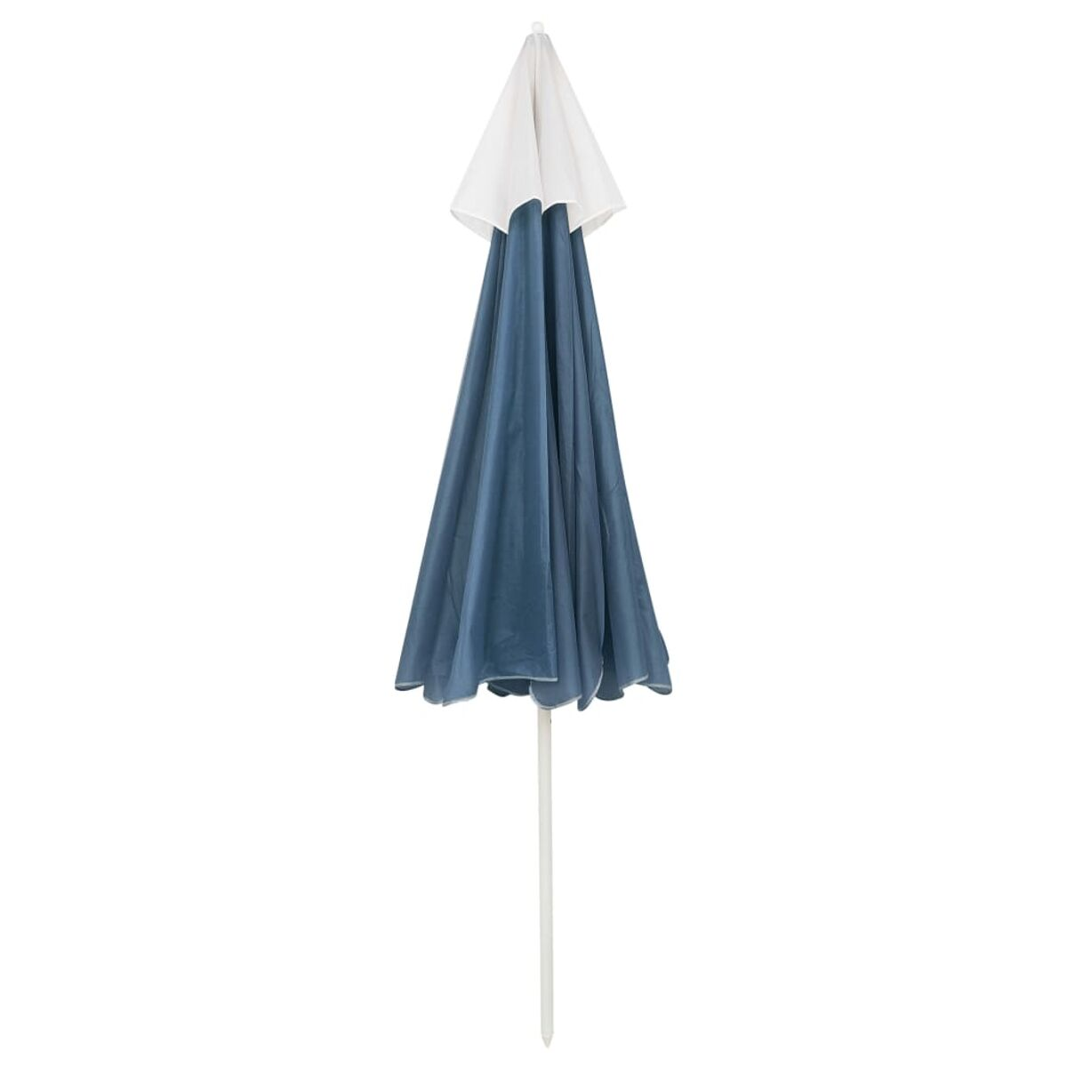 Ombrello blu e bianco chiuso. Su sfondo bianco.