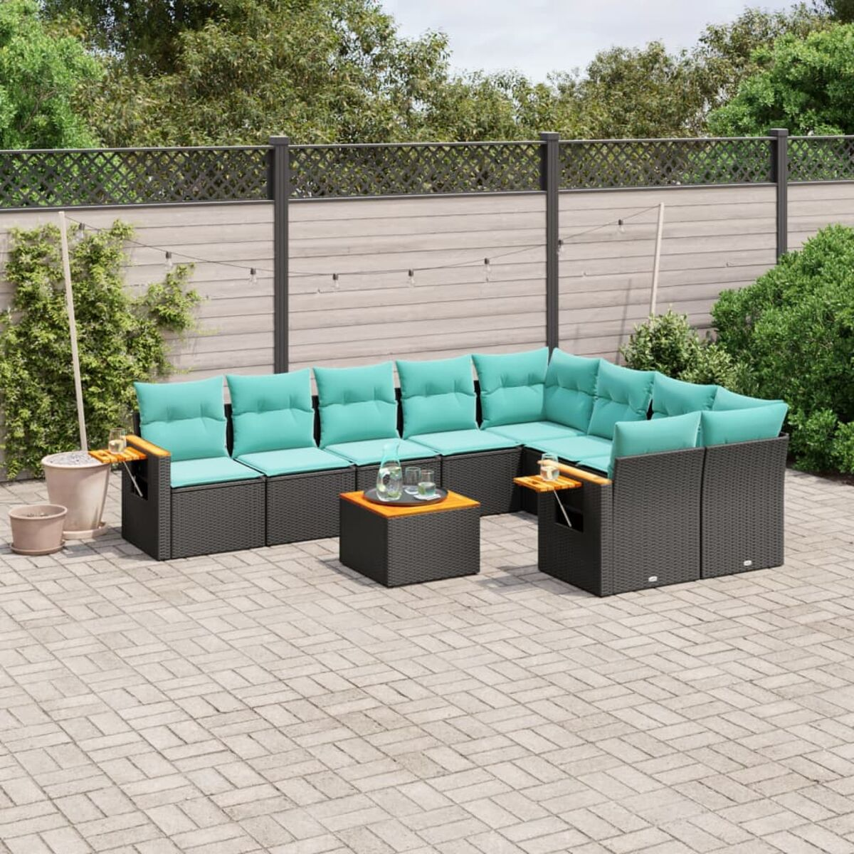 Un moderno divano componibile da esterno con cuscini turchesi, su un patio in mattoni, con un tavolino in legno.