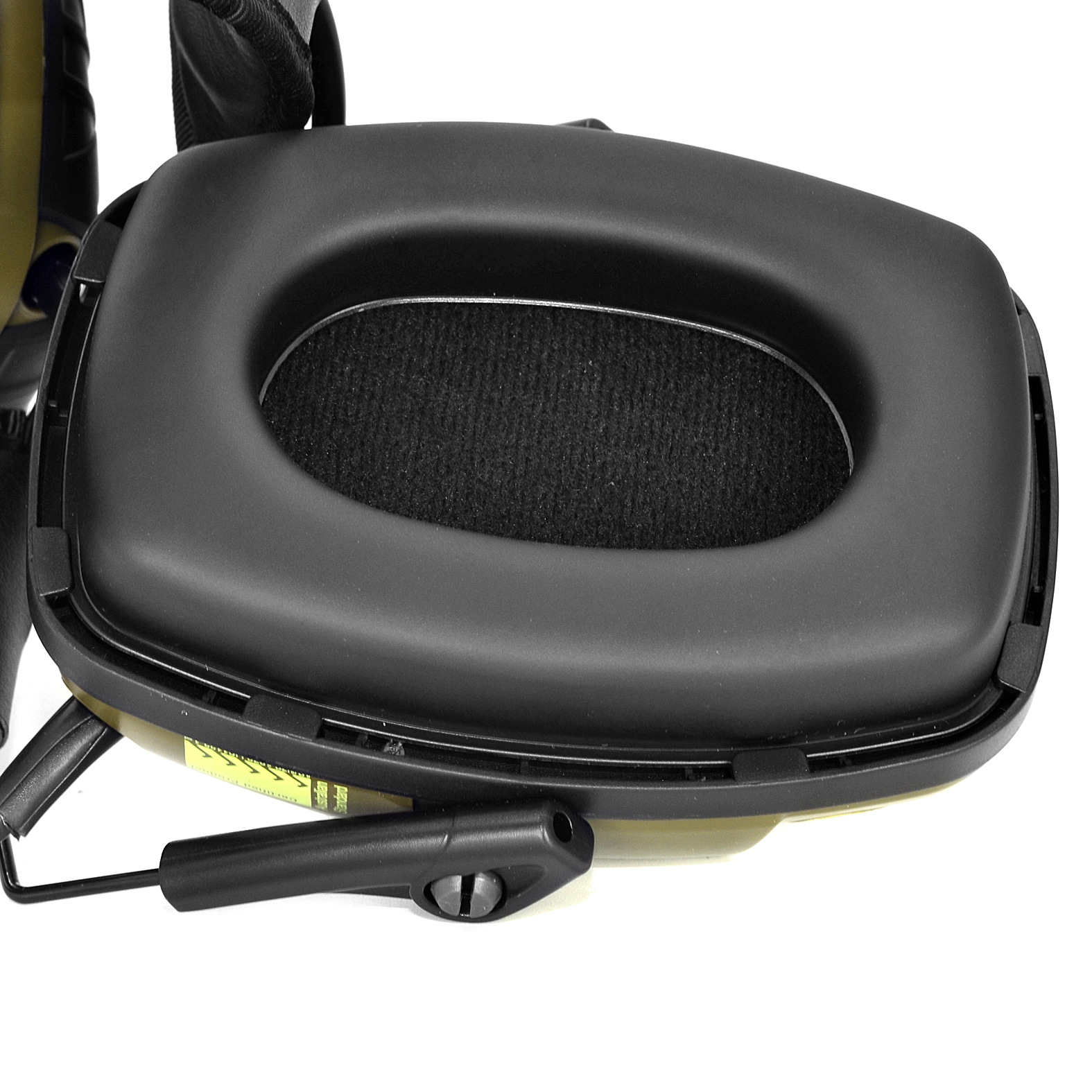 Primo piano di una cuffia con cancellazione del rumore nera. Padiglione auricolare con rete nera.