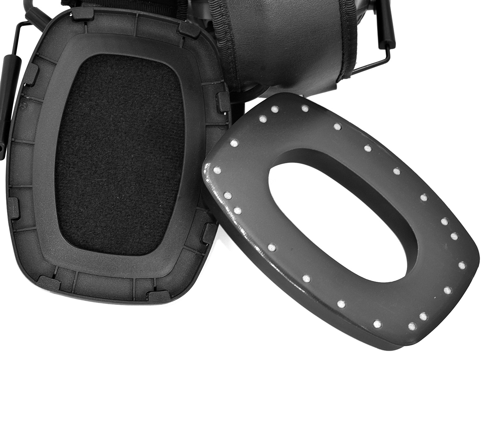Cuffie nere con cuscinetti auricolari rimovibili. I cuscinetti hanno un interno morbido e nero e un guscio esterno rigido.