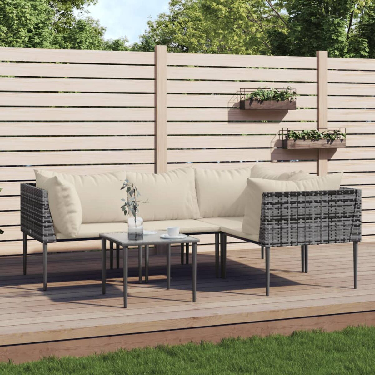 Terrassenmöbel mit Ecksofa, Tisch und Kissen, mit Holzterrasse.