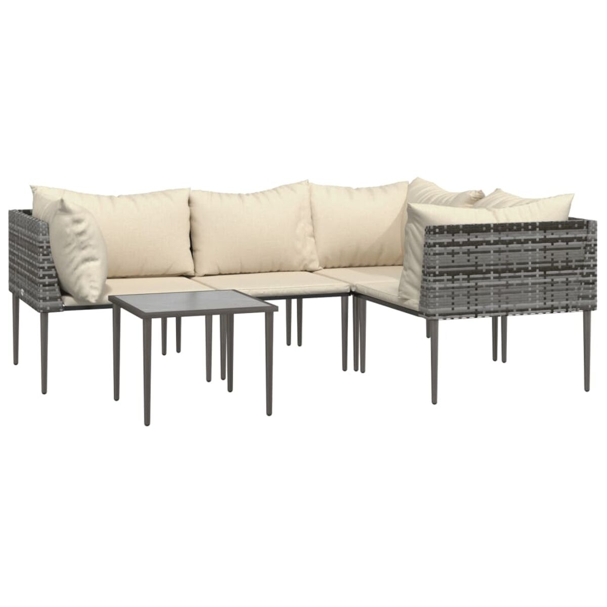 Outdoor-Sofa aus Korbgeflecht mit beigefarbenen Kissen und kleinem Tisch mit Glasplatte.