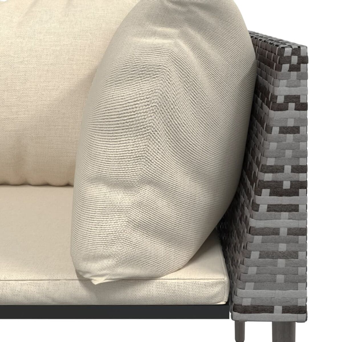 Nahaufnahme einer Sofaecke. Beige Kissen mit grauer gewebter Armlehne. Weißer Hintergrund.