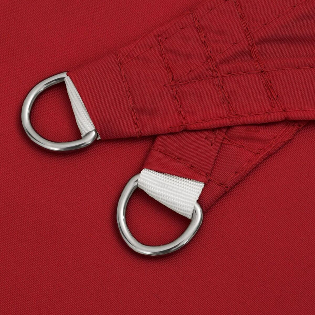 Tessuto rosso con due anelli metallici.
