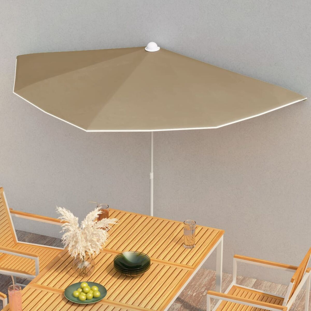 Un grande ombrellone beige all'aperto su un tavolo di legno con sedie e bevande.