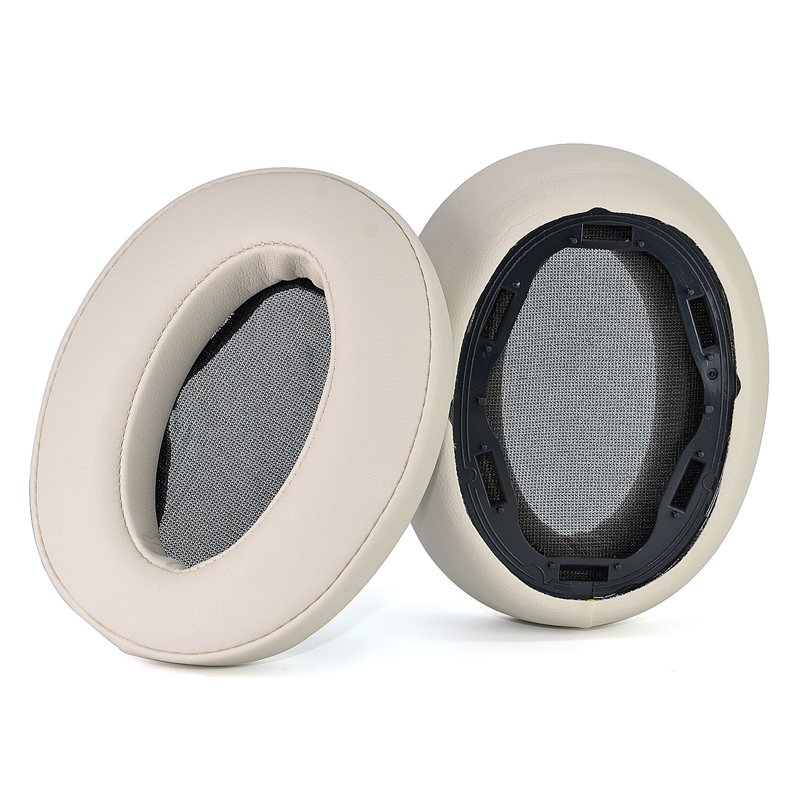 Due cuscinetti auricolari beige per cuffie. Rete nera all'interno.