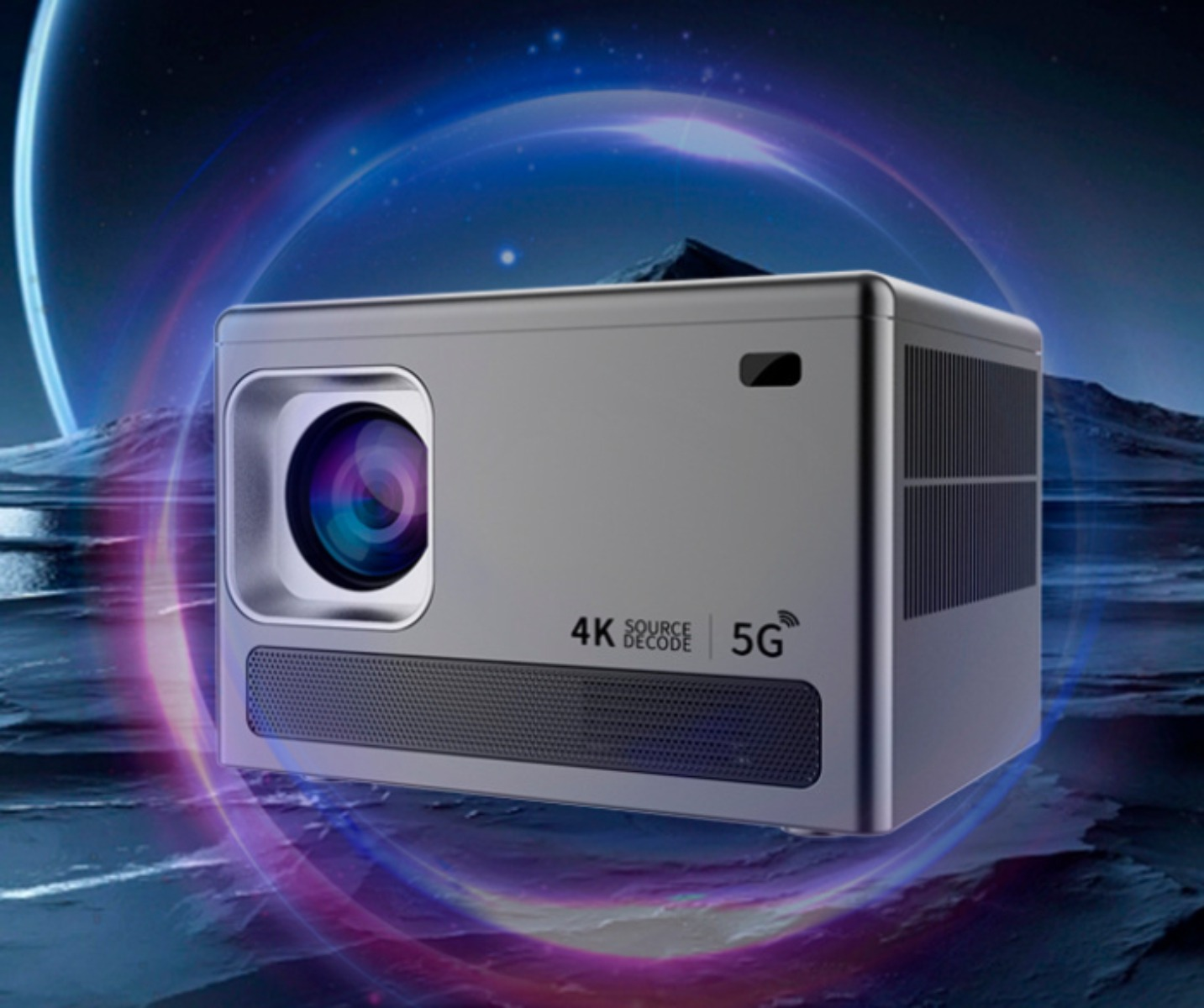 Silberner Projektor mit Objektiv und 4K 5G-Etiketten, umgeben von einem blau-violetten Hintergrund.