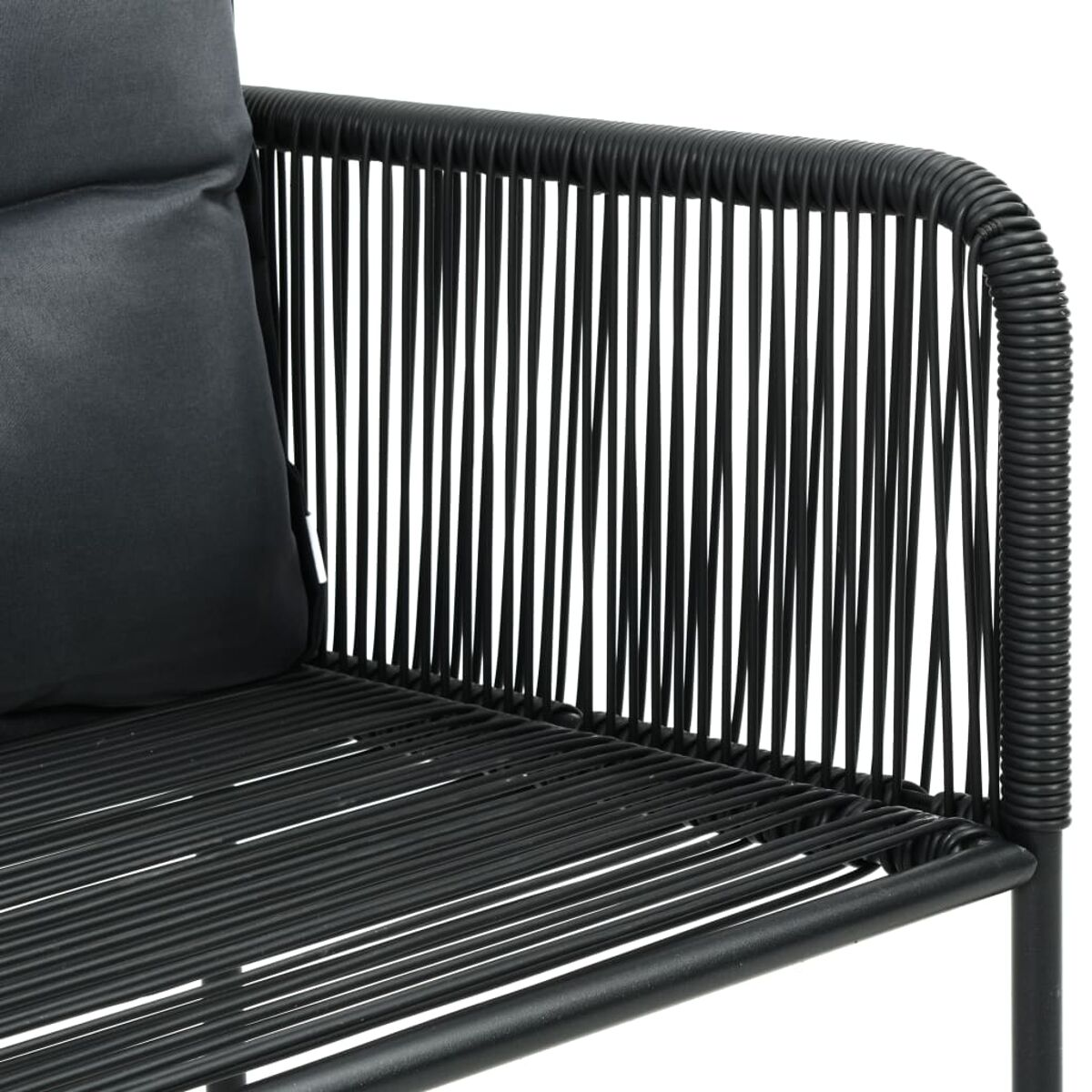 Primo piano di mobili da esterno neri. Design intrecciato, cuscino nero e struttura nera.